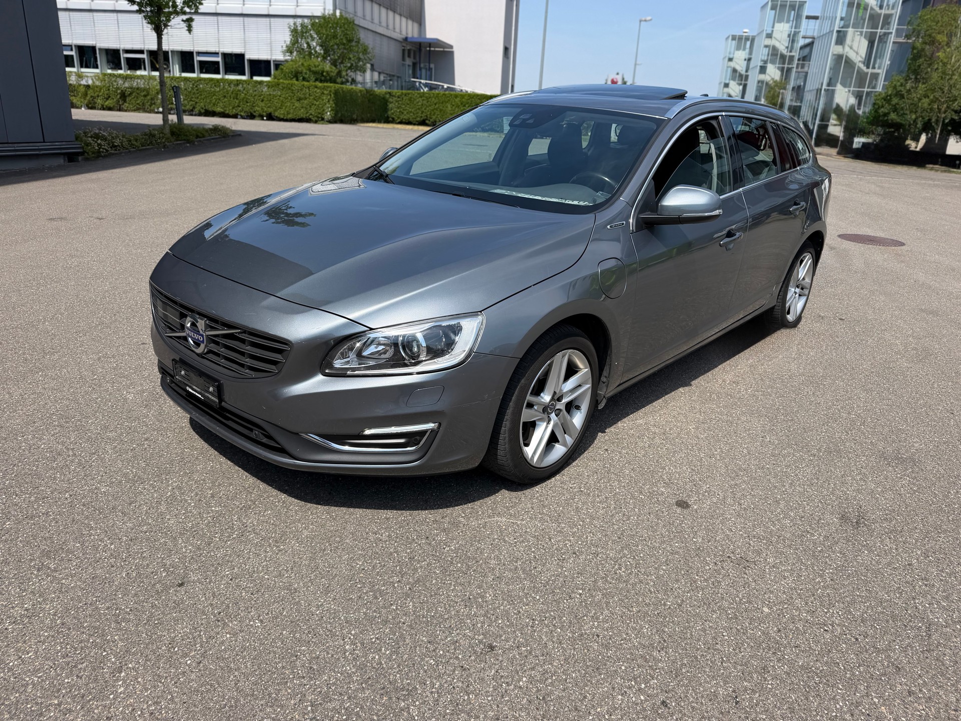 VOLVO V60 D6 AWD Plug-in Hybrid Momentum Geartronic-image-0