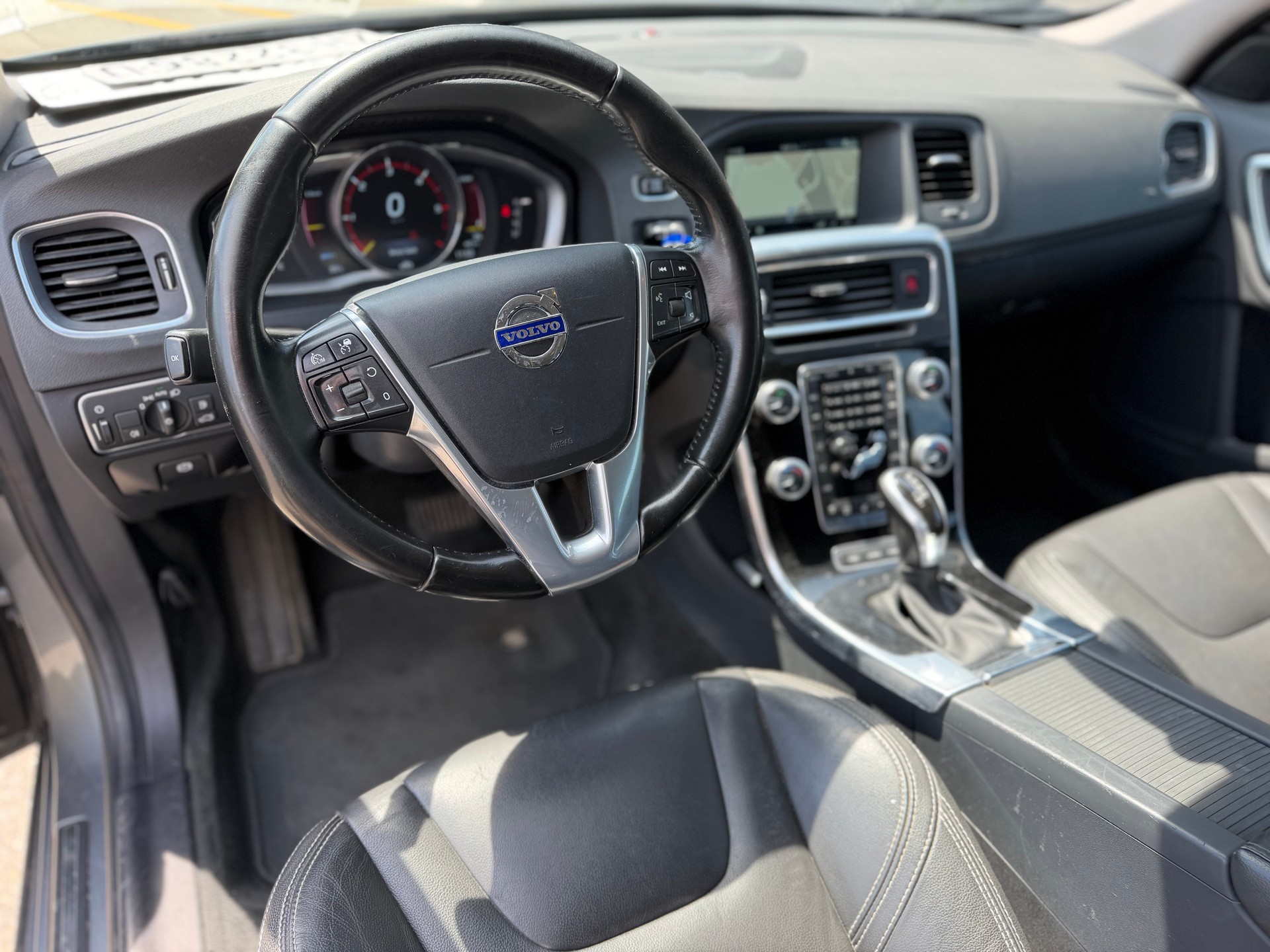 VOLVO V60 D6 AWD Plug-in Hybrid Momentum Geartronic-image-15