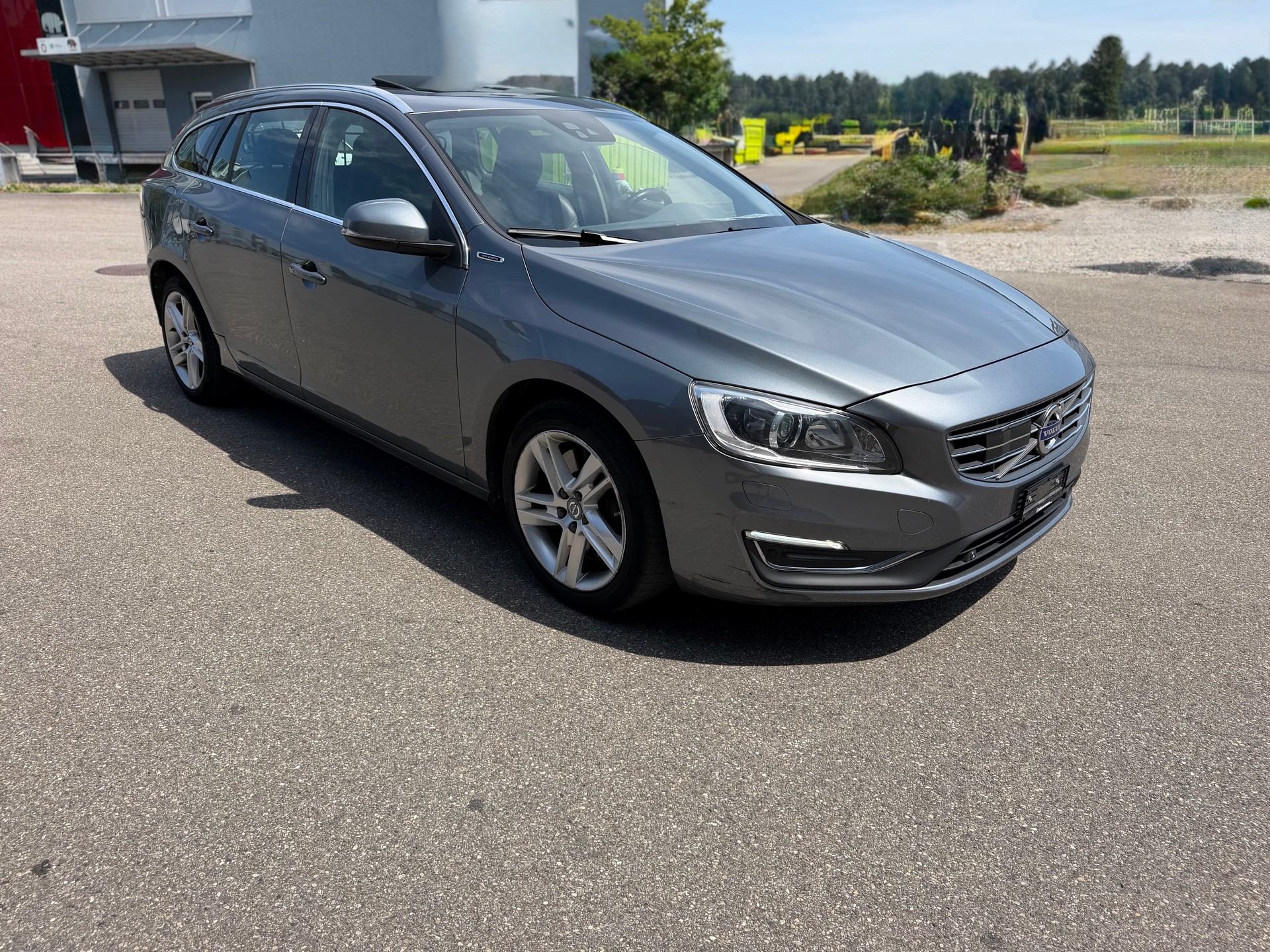 VOLVO V60 D6 AWD Plug-in Hybrid Momentum Geartronic-image-2
