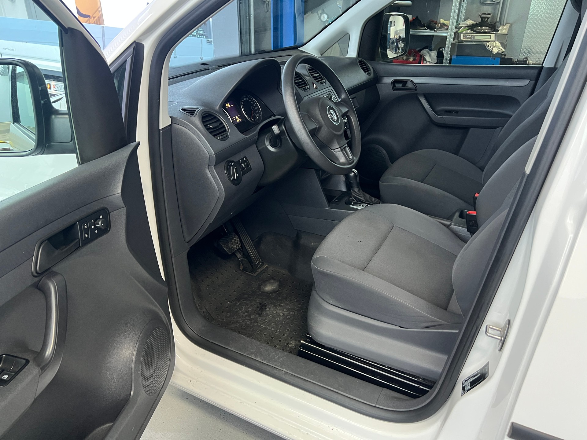 VW Caddy 1.6 TDI DSG-image-4