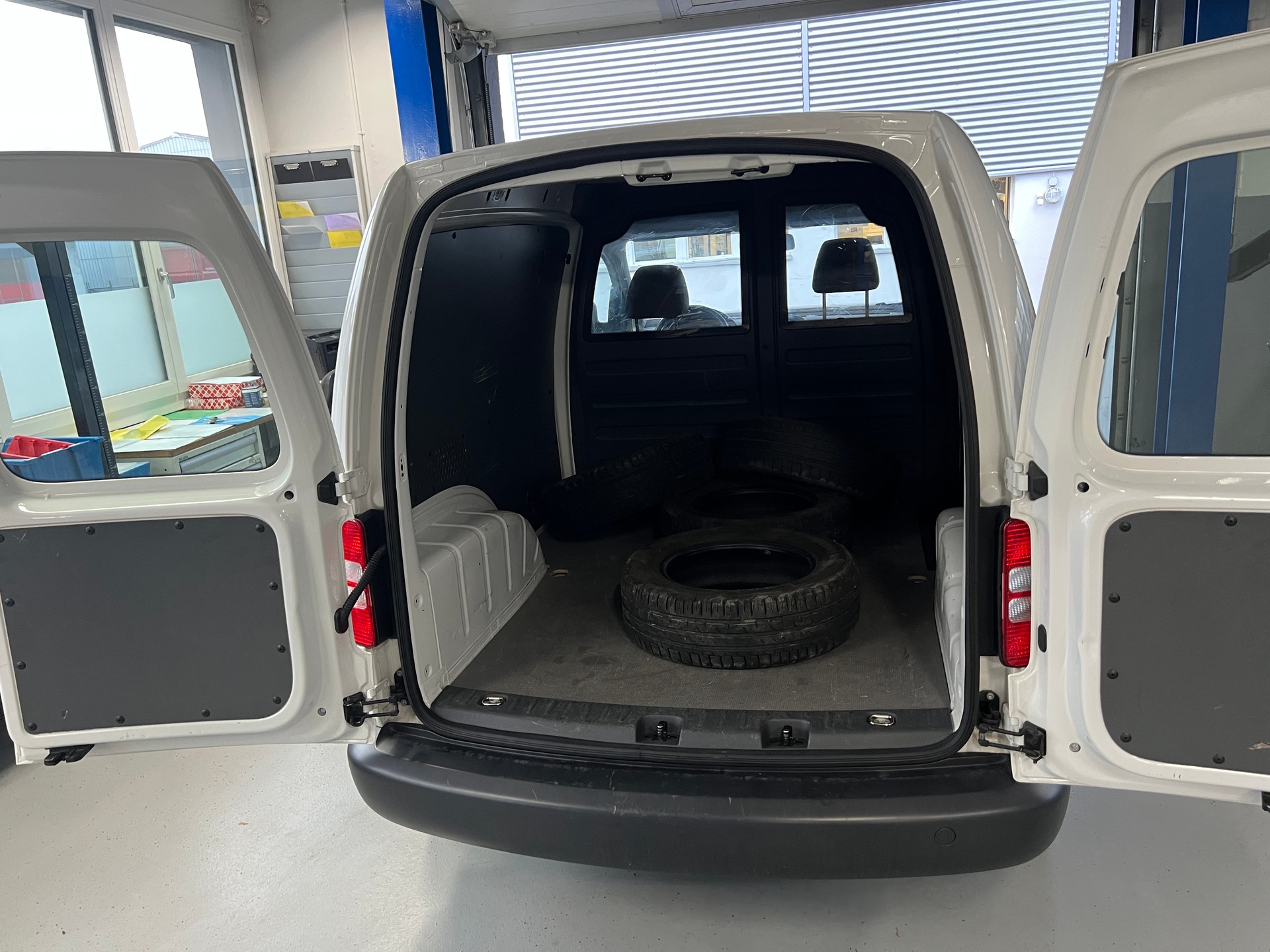 VW Caddy 1.6 TDI DSG-image-8