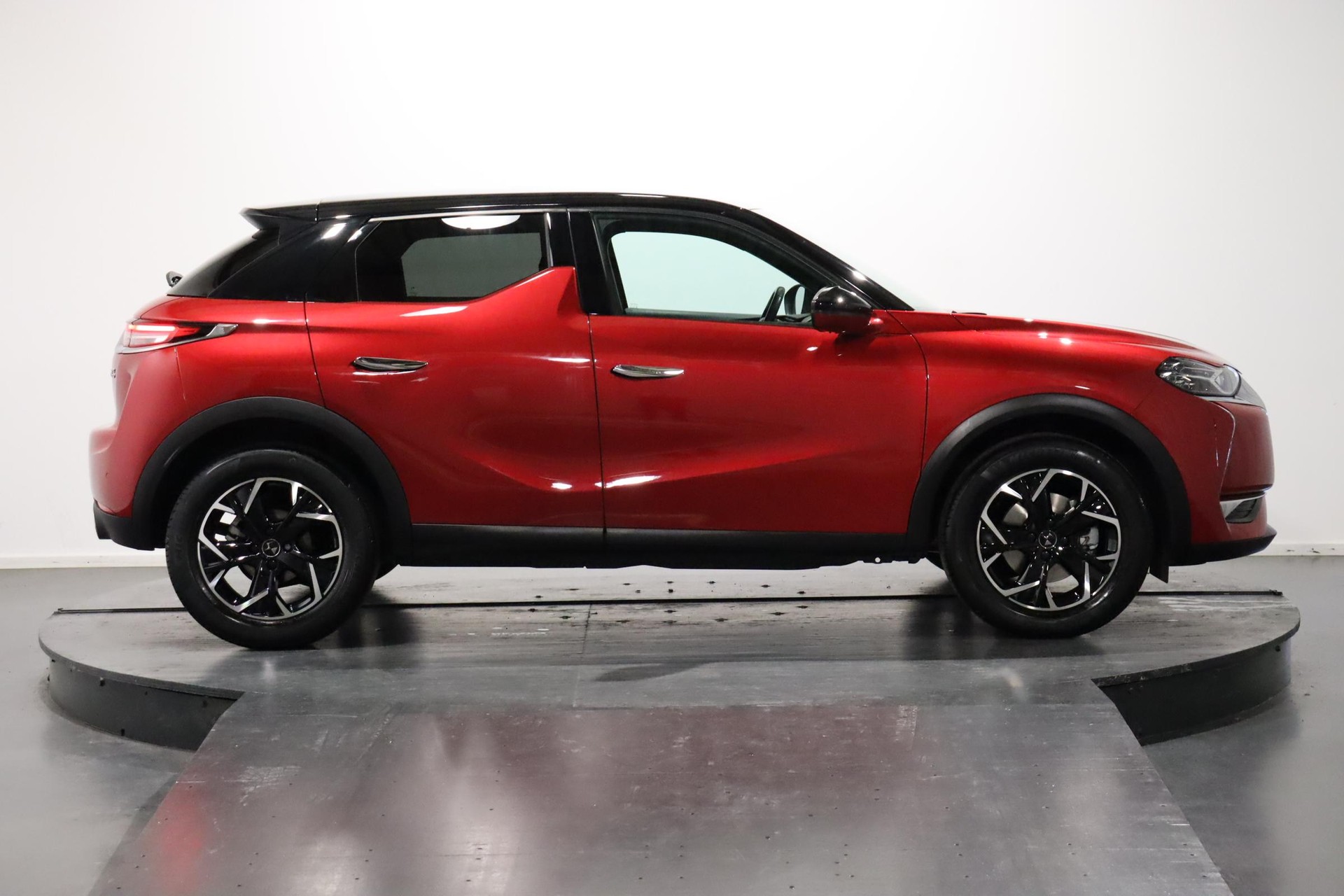 DS AUTOMOBILES 3 Crossback 1.2 PureTech 155 So Chic-image-1