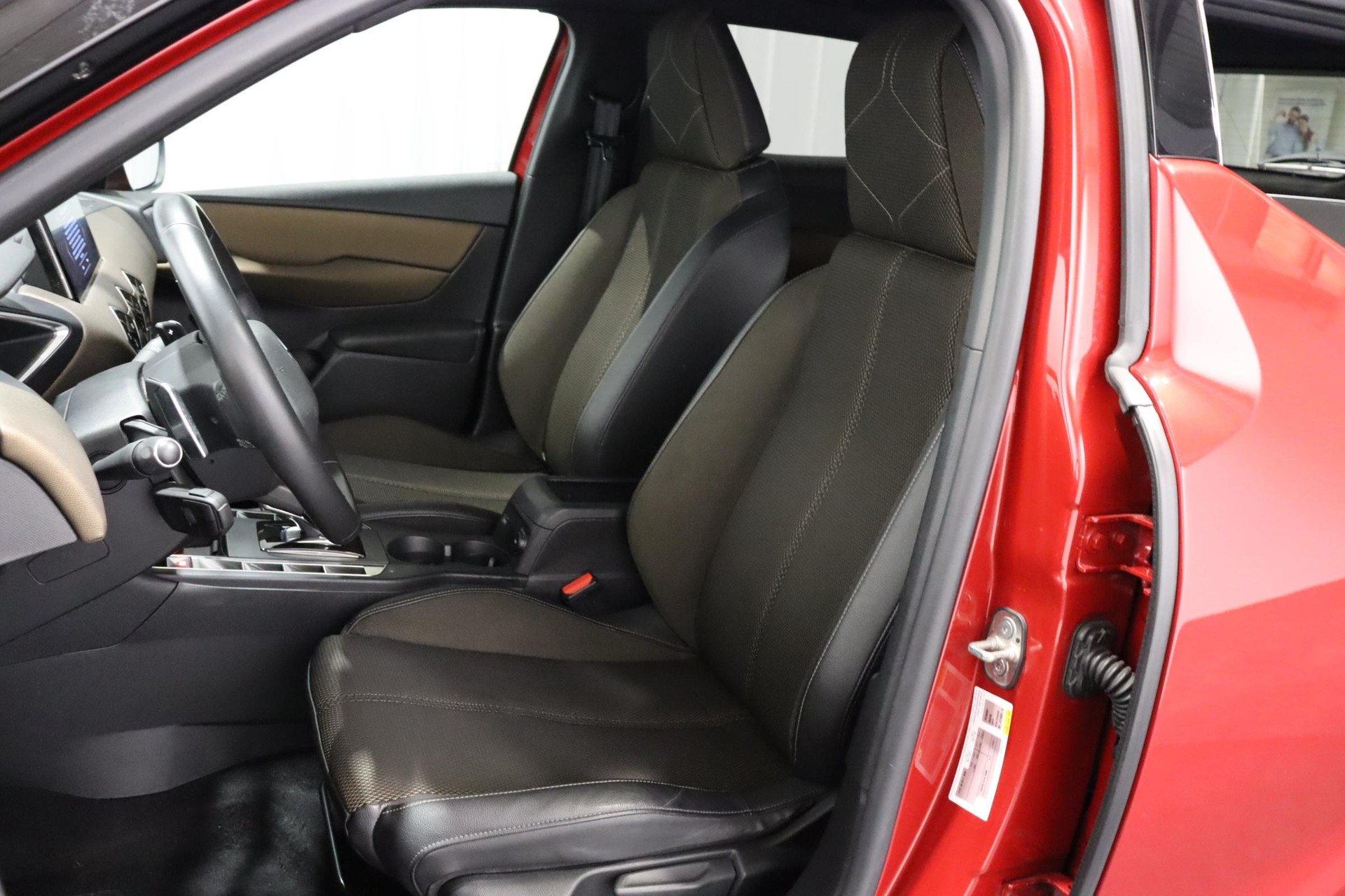 DS AUTOMOBILES 3 Crossback 1.2 PureTech 155 So Chic-image-4