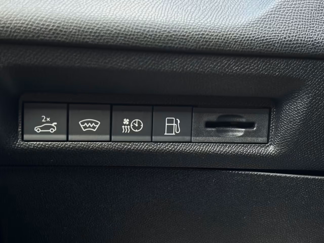 PEUGEOT 408 GT-image-18