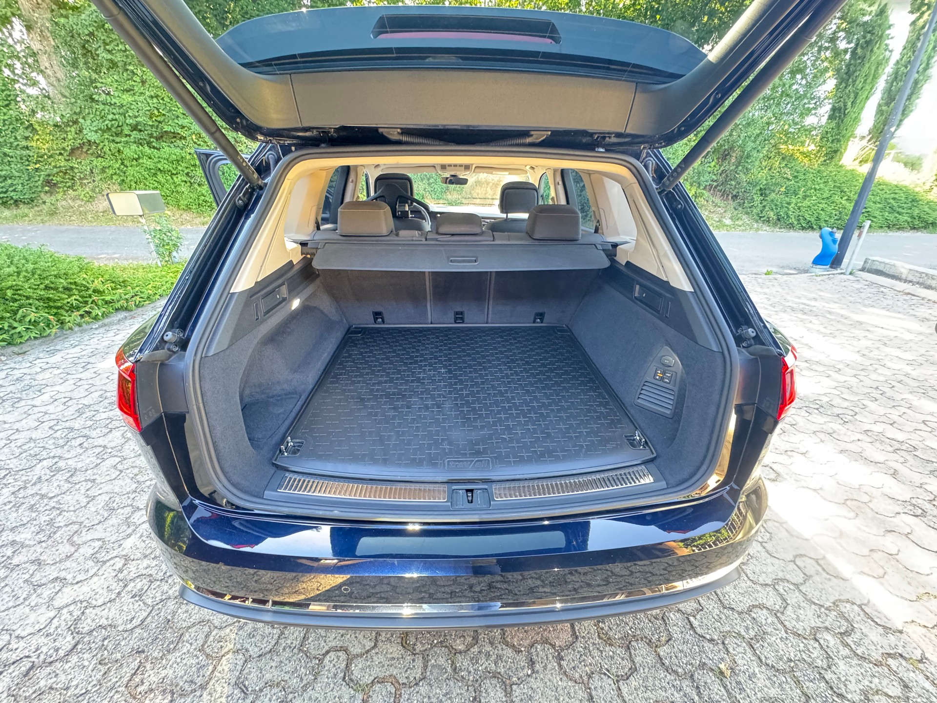 VW 3.0 V6 TSI PHEV Atmosphere-image-5