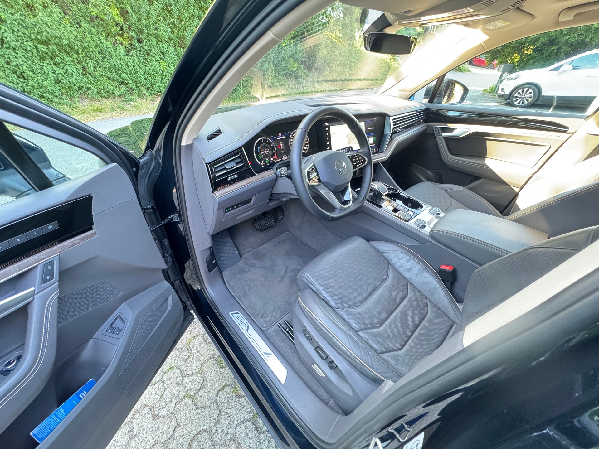 VW 3.0 V6 TSI PHEV Atmosphere-image-3