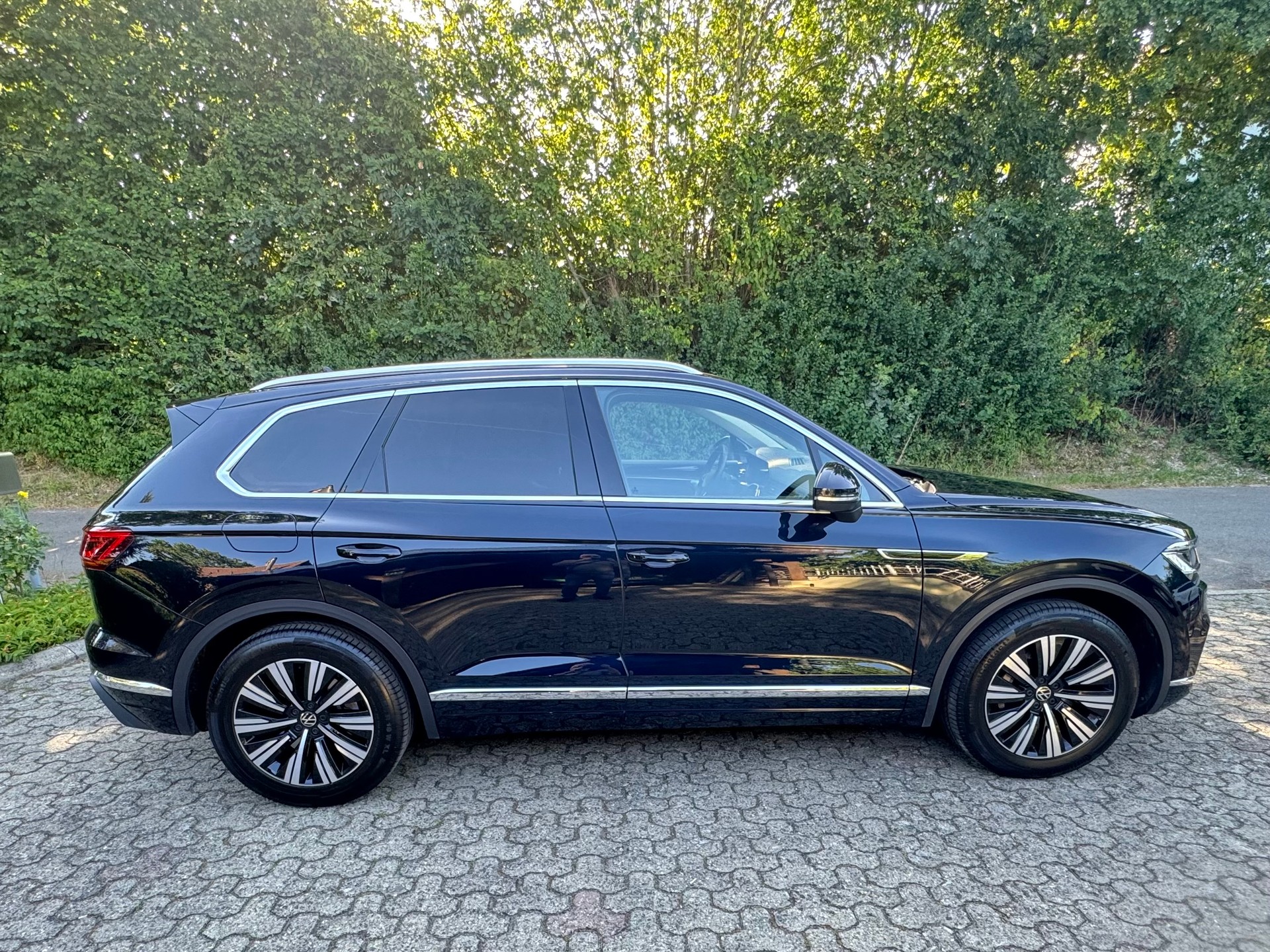 VW 3.0 V6 TSI PHEV Atmosphere-image-2
