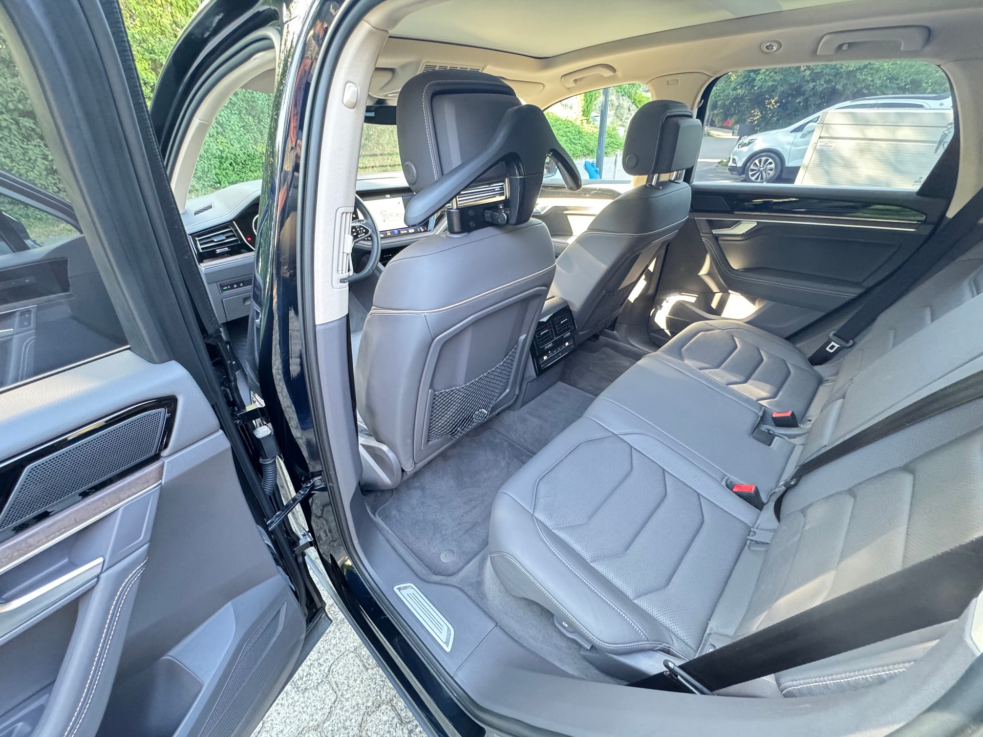 VW 3.0 V6 TSI PHEV Atmosphere-image-4
