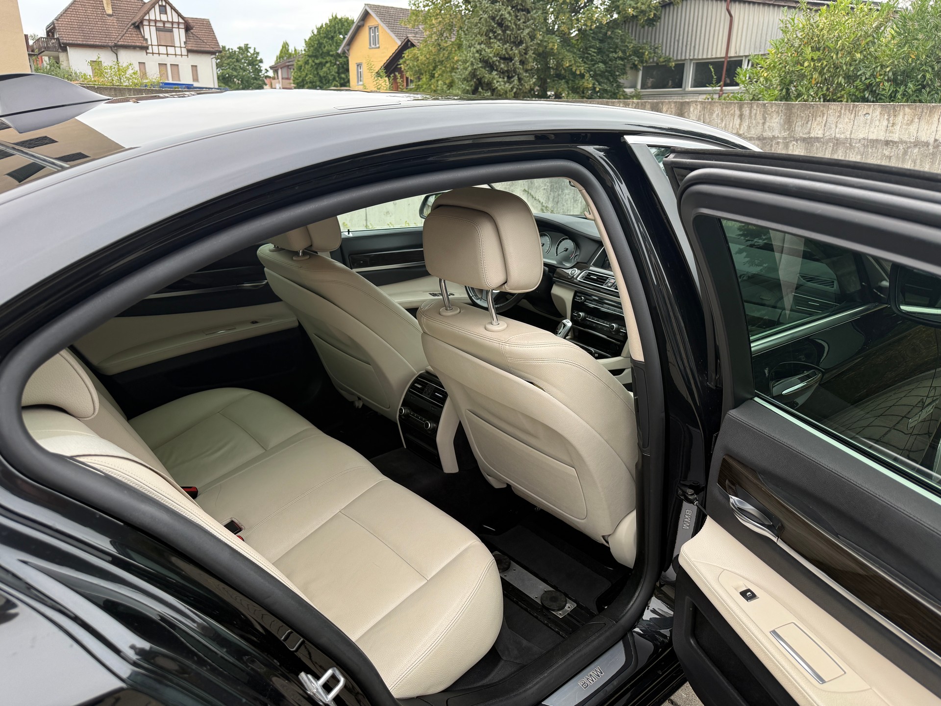 BMW 730d xDrive-image-14