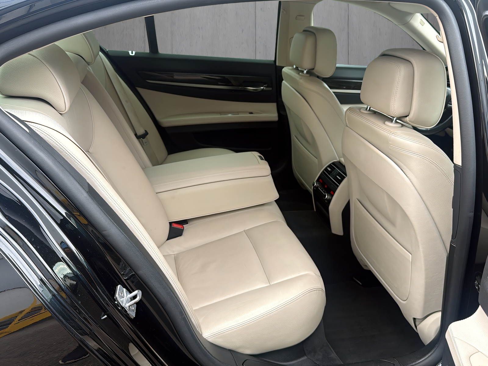 BMW 730d xDrive-image-11