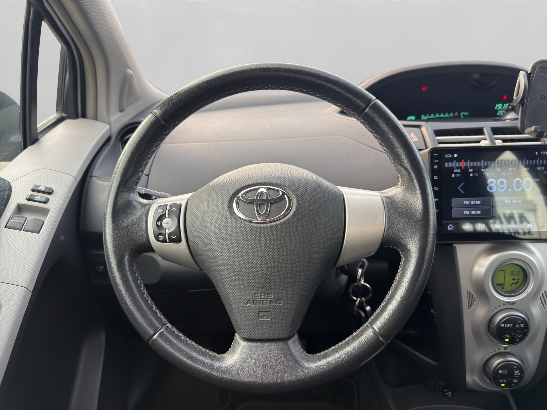 TOYOTA Yaris 1.3 Linea-image-9