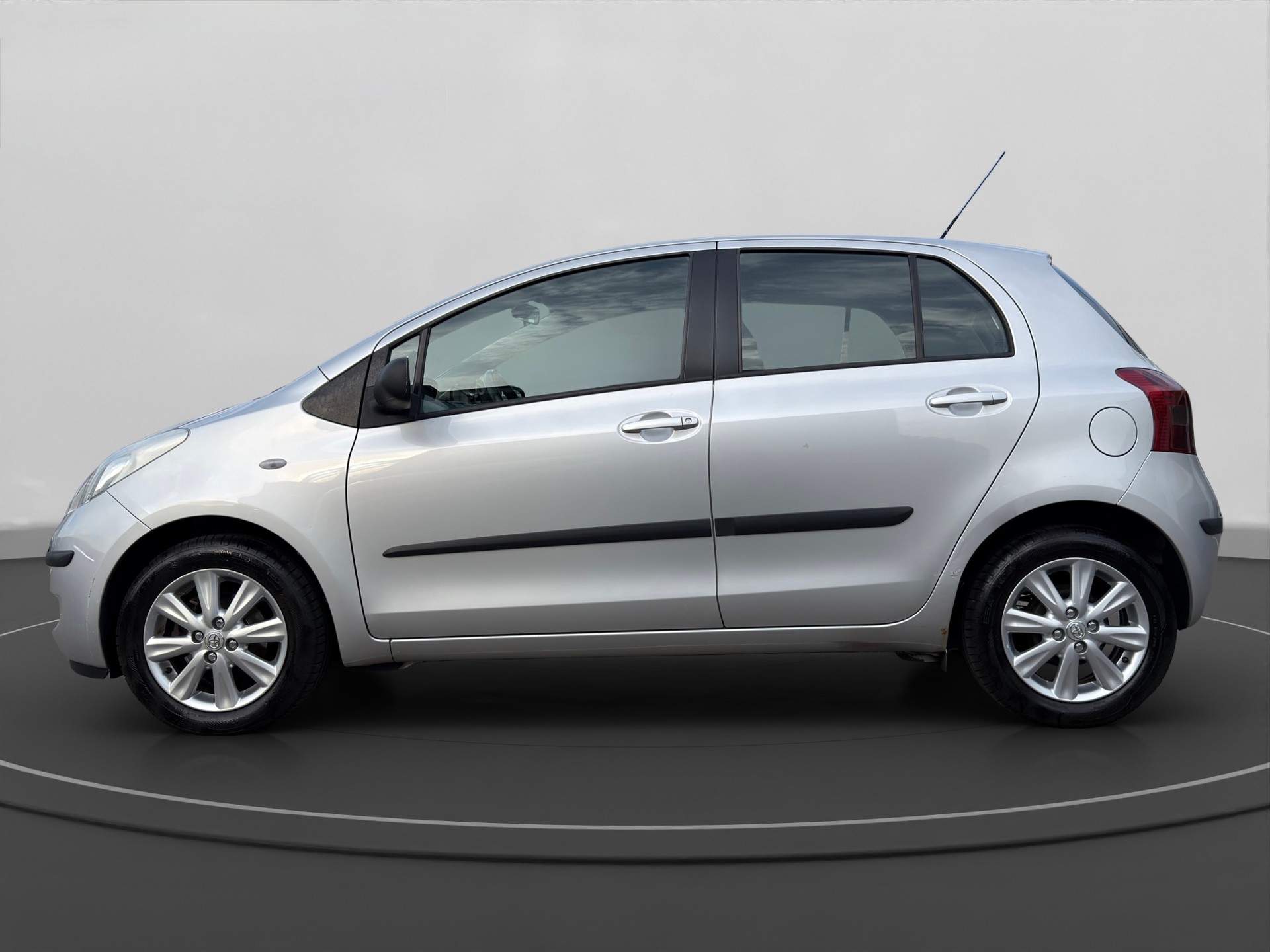 TOYOTA Yaris 1.3 Linea-image-1