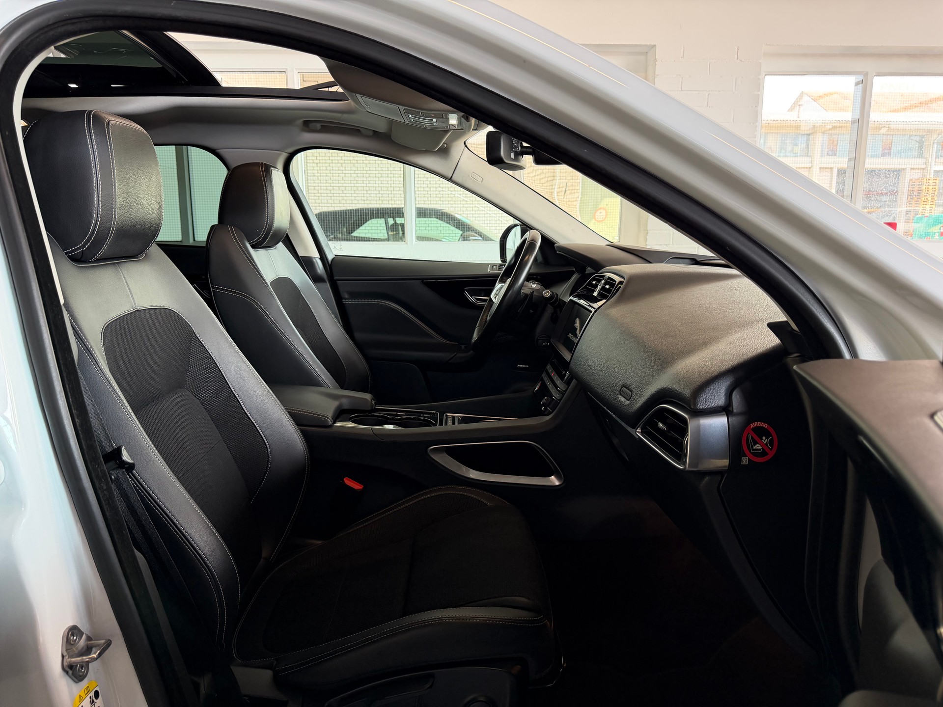 JAGUAR F-Pace 3.0 D300 R-Dynamic S AWD-image-7