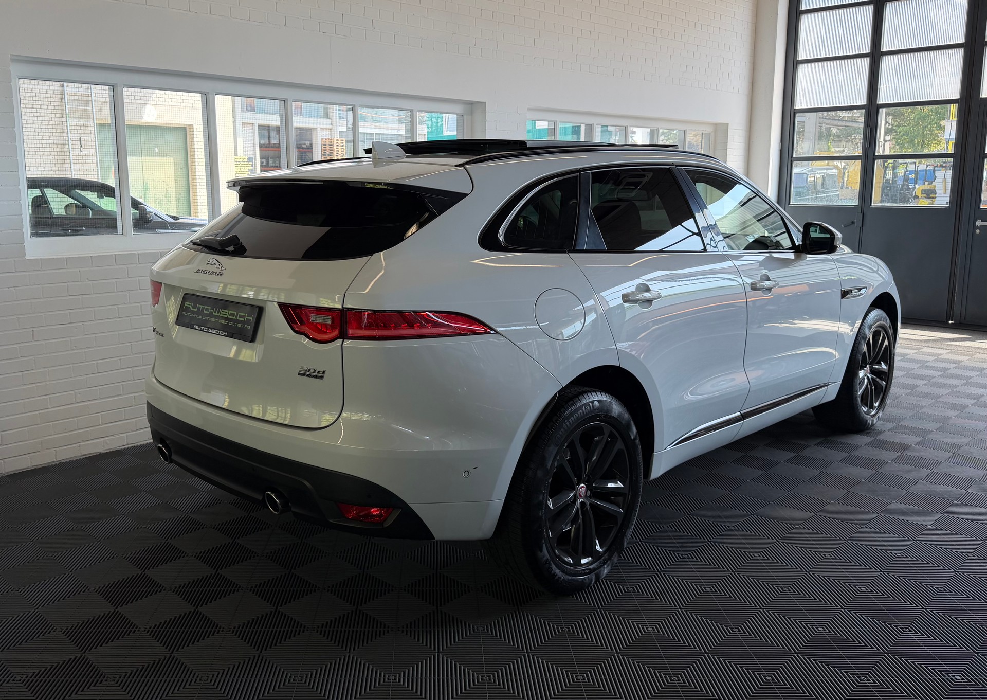 JAGUAR F-Pace 3.0 D300 R-Dynamic S AWD-image-2