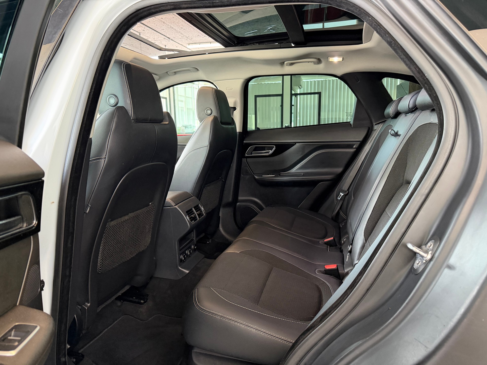 JAGUAR F-Pace 3.0 D300 R-Dynamic S AWD-image-9
