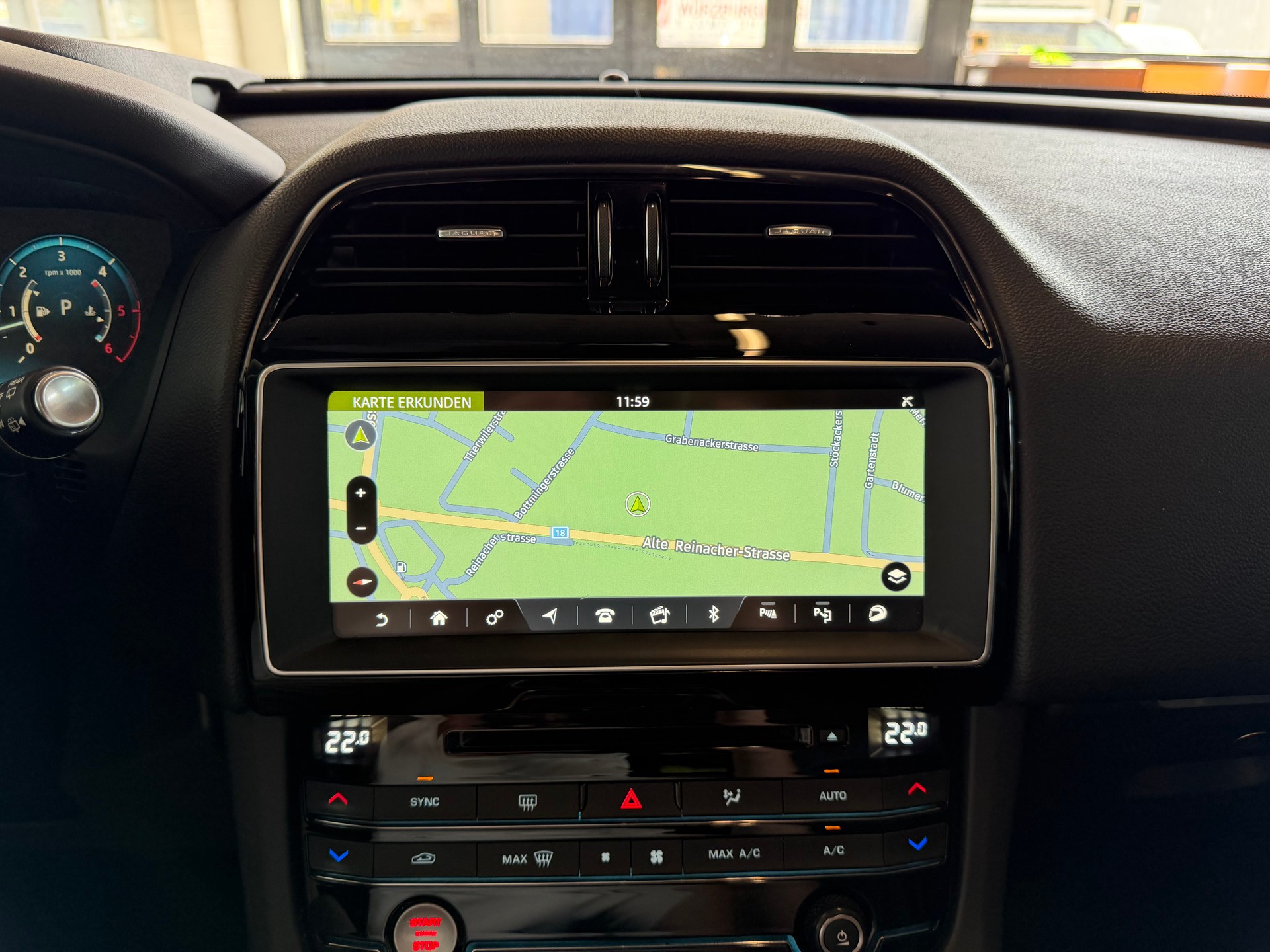 JAGUAR F-Pace 3.0 D300 R-Dynamic S AWD-image-12