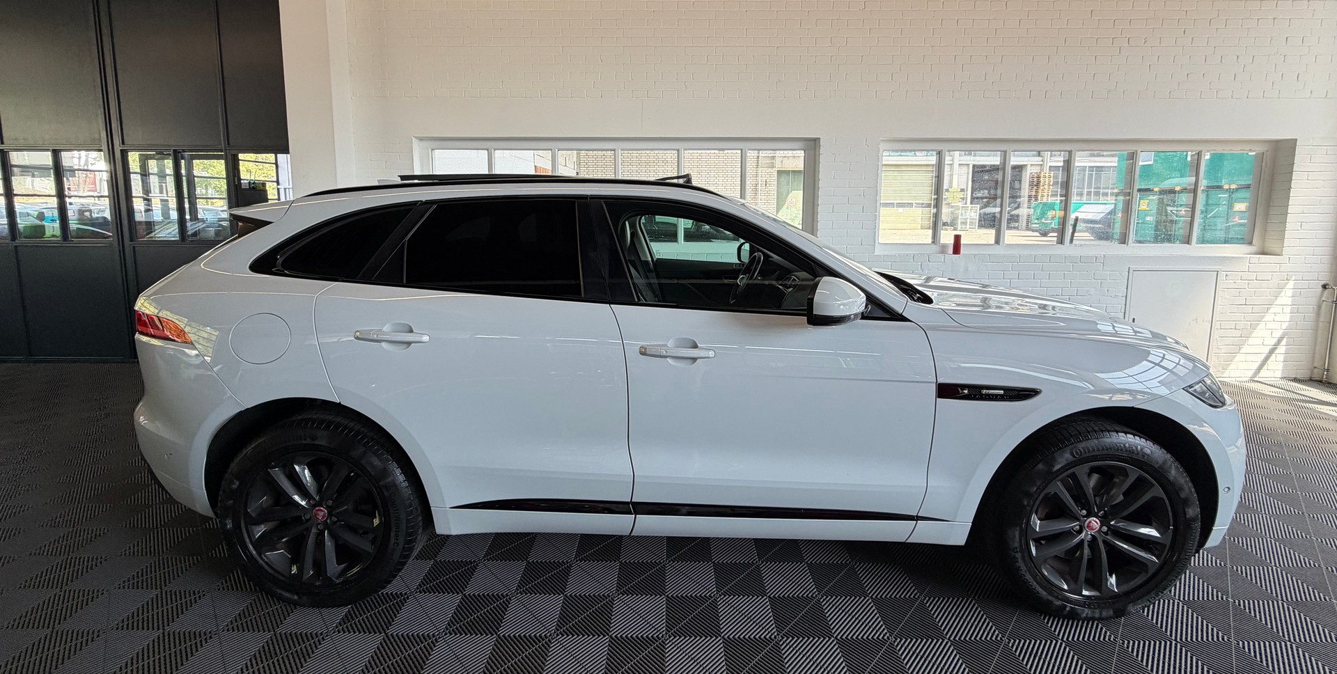 JAGUAR F-Pace 3.0 D300 R-Dynamic S AWD-image-1
