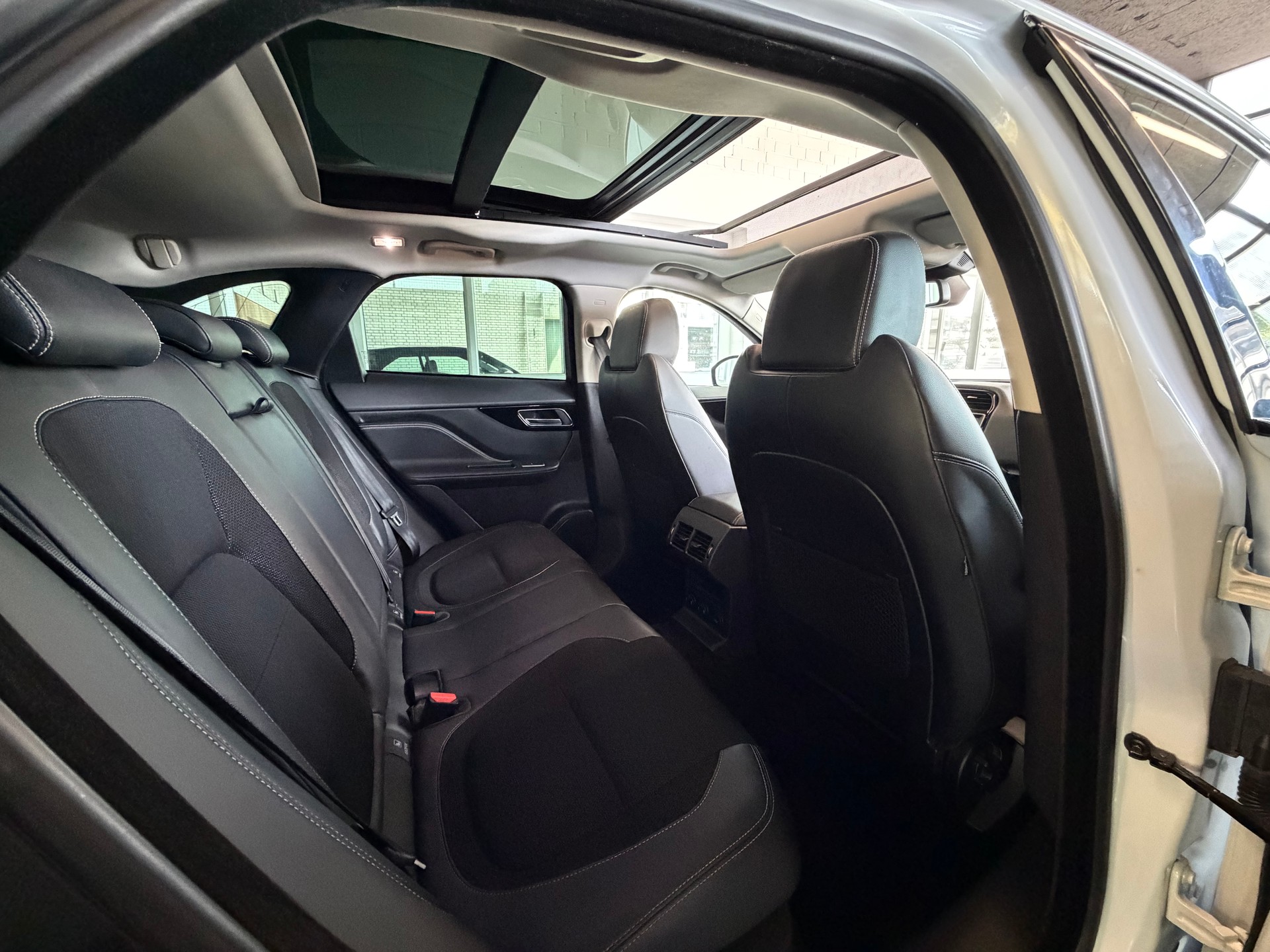 JAGUAR F-Pace 3.0 D300 R-Dynamic S AWD-image-8