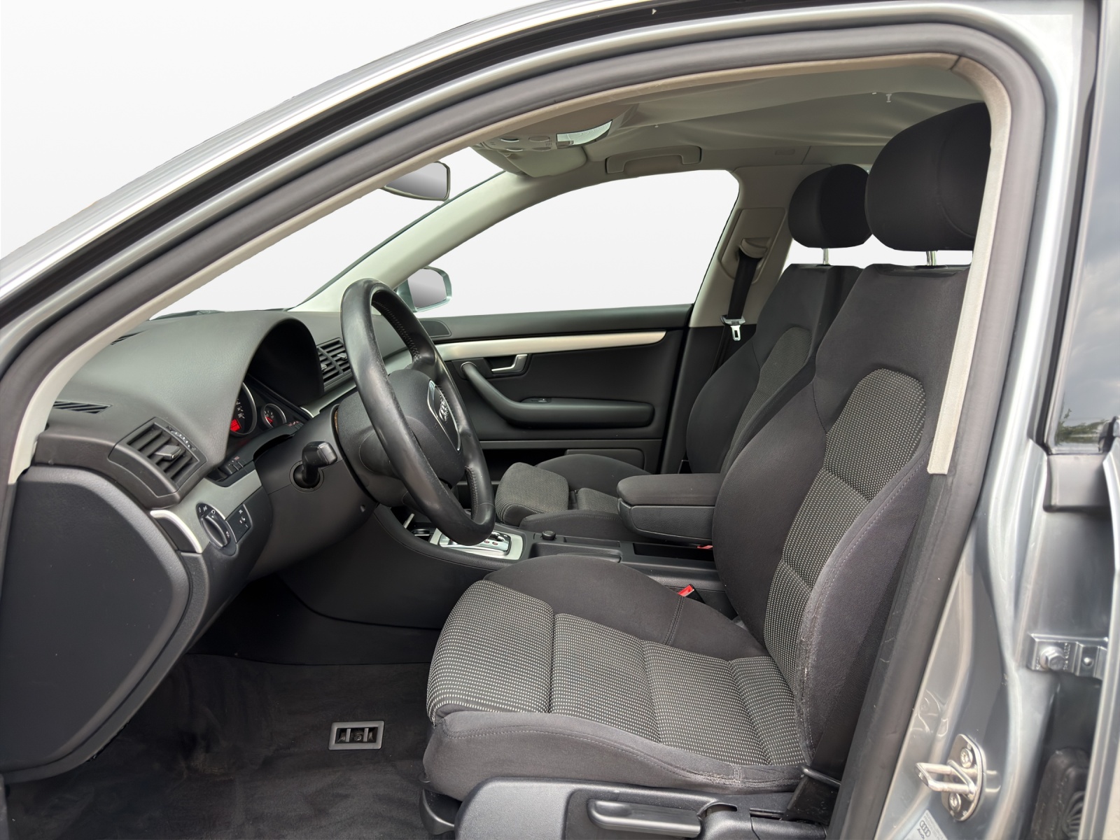 AUDI A4 Limousine 3.2 FSI quattro-image-8
