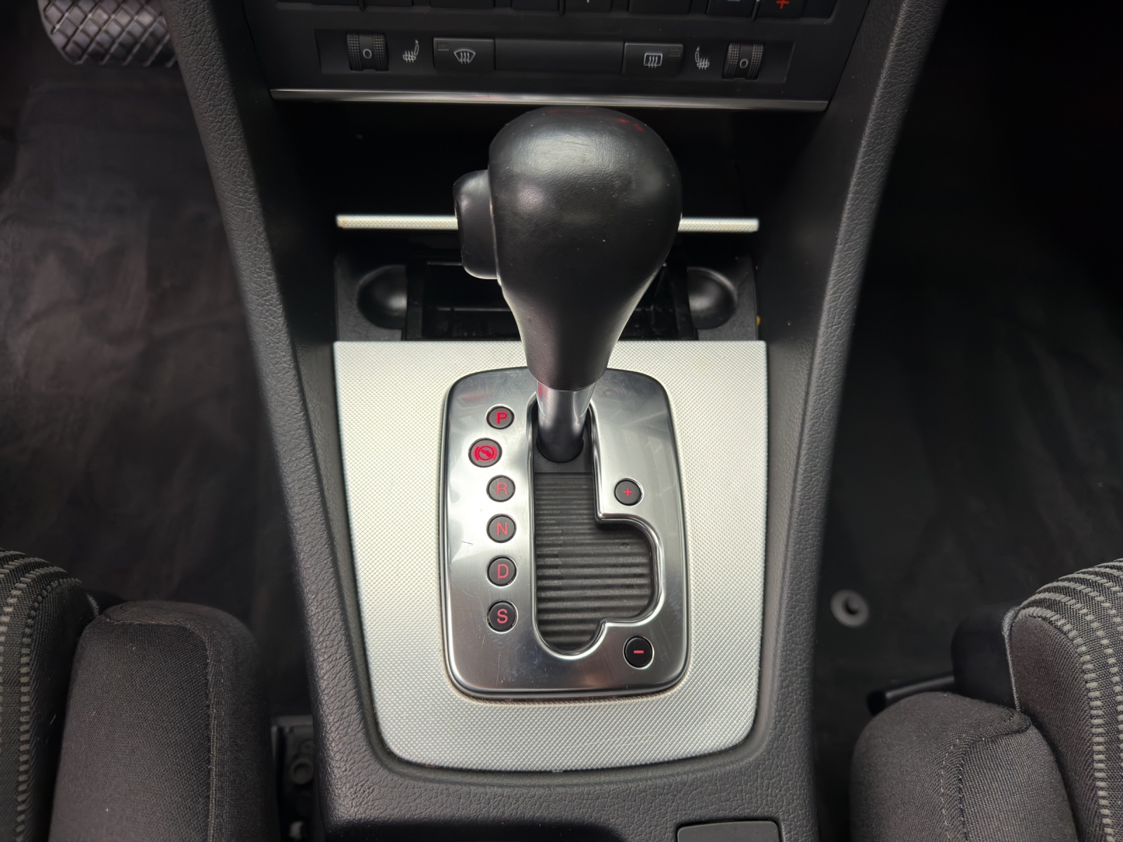 AUDI A4 Limousine 3.2 FSI quattro-image-13