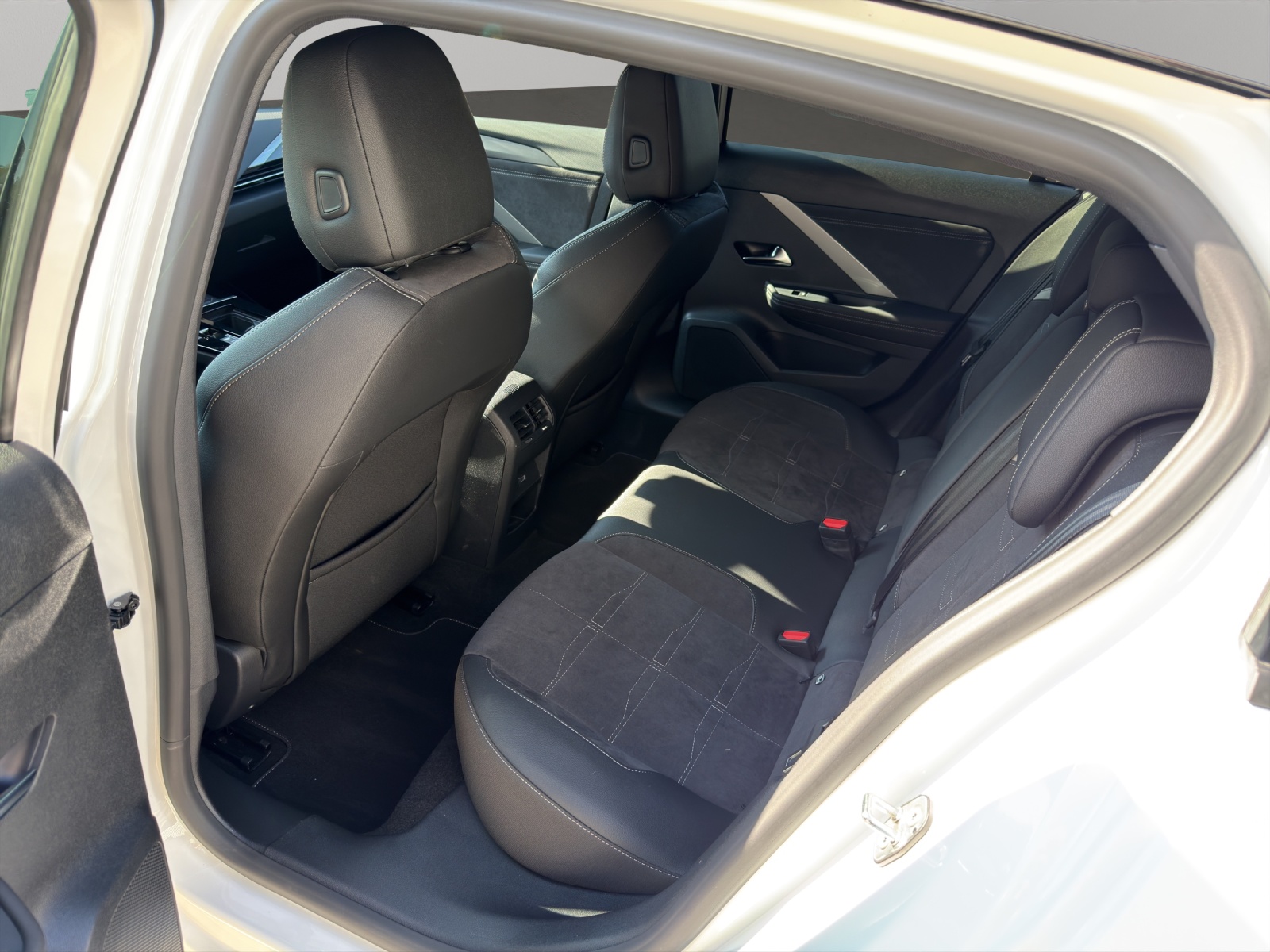 OPEL Astra 1.6 T PHEV 180 Swiss Plus-image-4