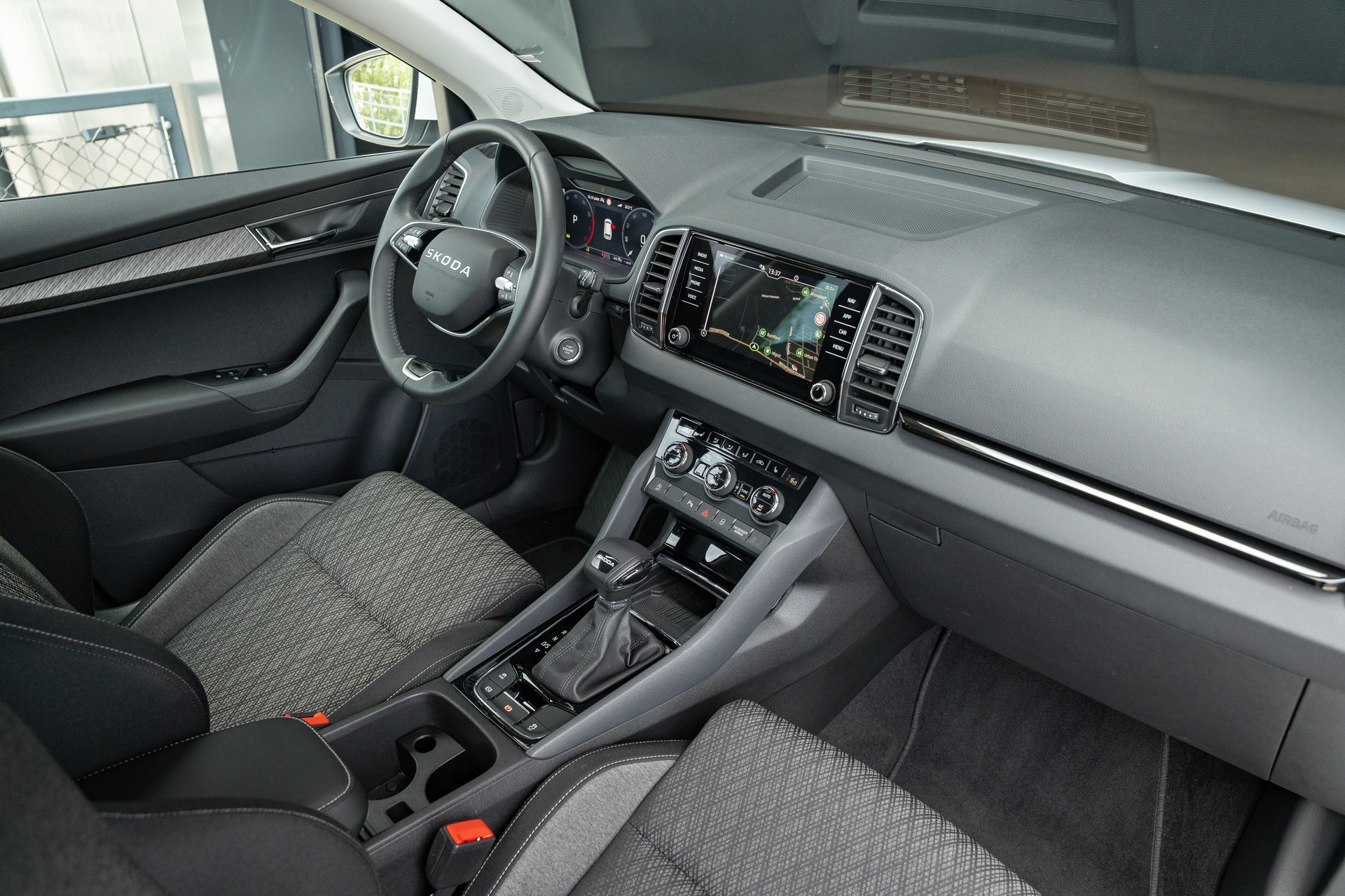 SKODA Karoq 1.5 TSI Top Selection DSG-image-13