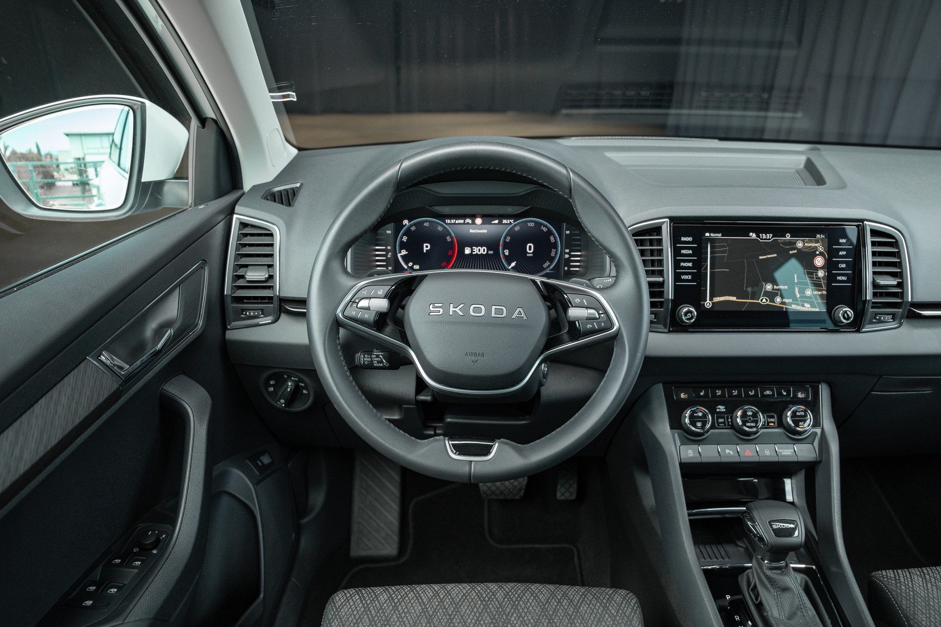 SKODA Karoq 1.5 TSI Top Selection DSG-image-15