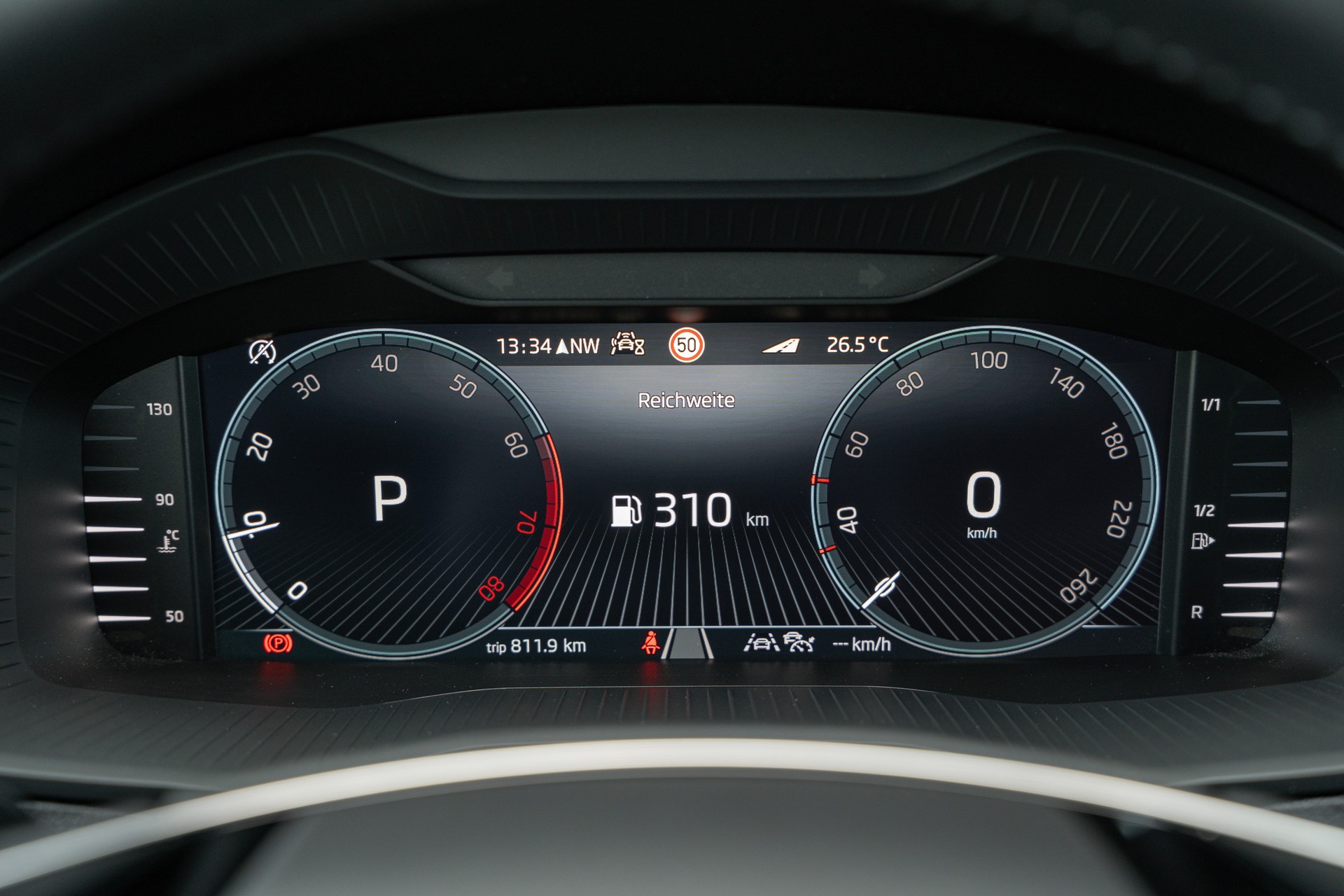 SKODA Karoq 1.5 TSI Top Selection DSG-image-16