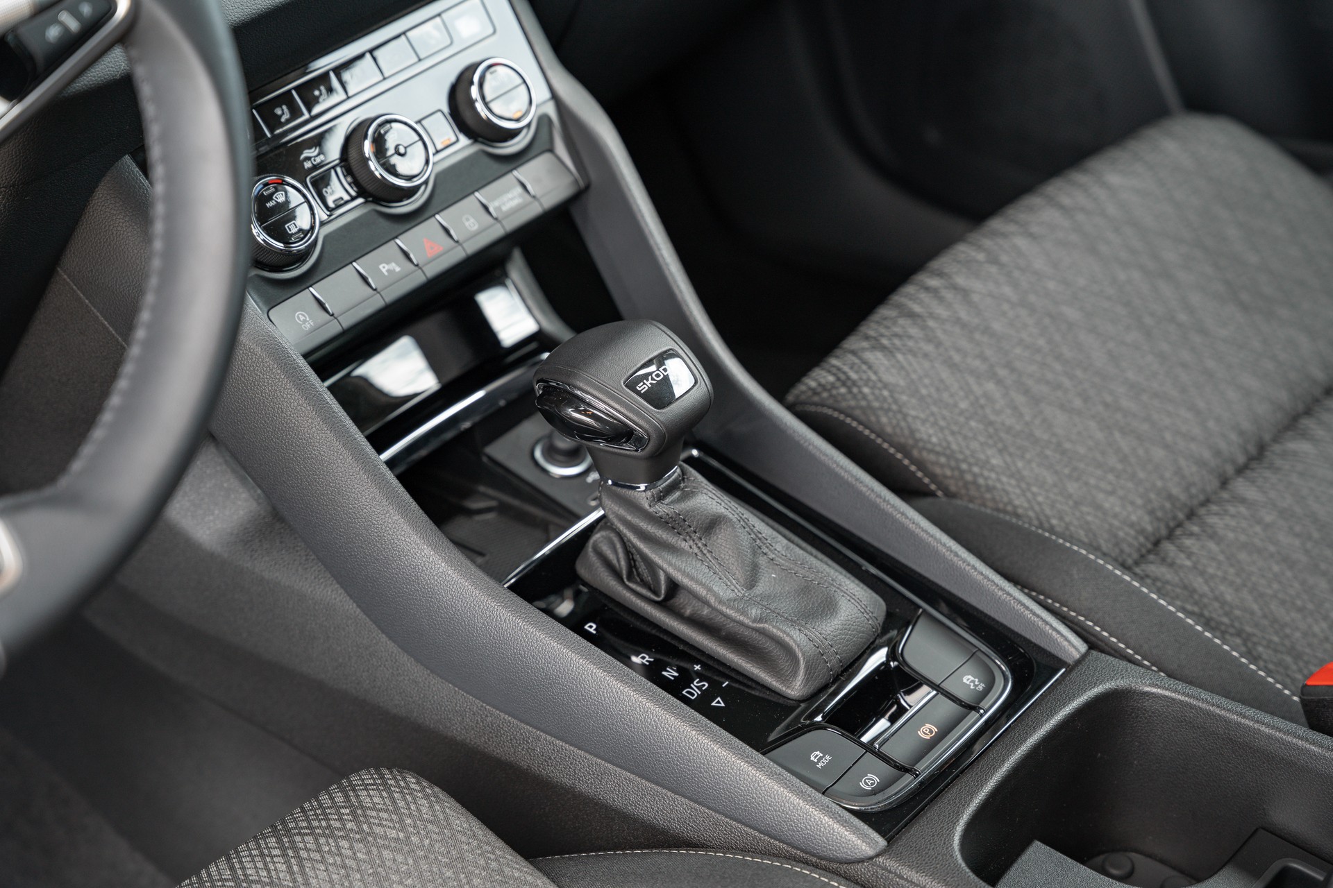 SKODA Karoq 1.5 TSI Top Selection DSG-image-18
