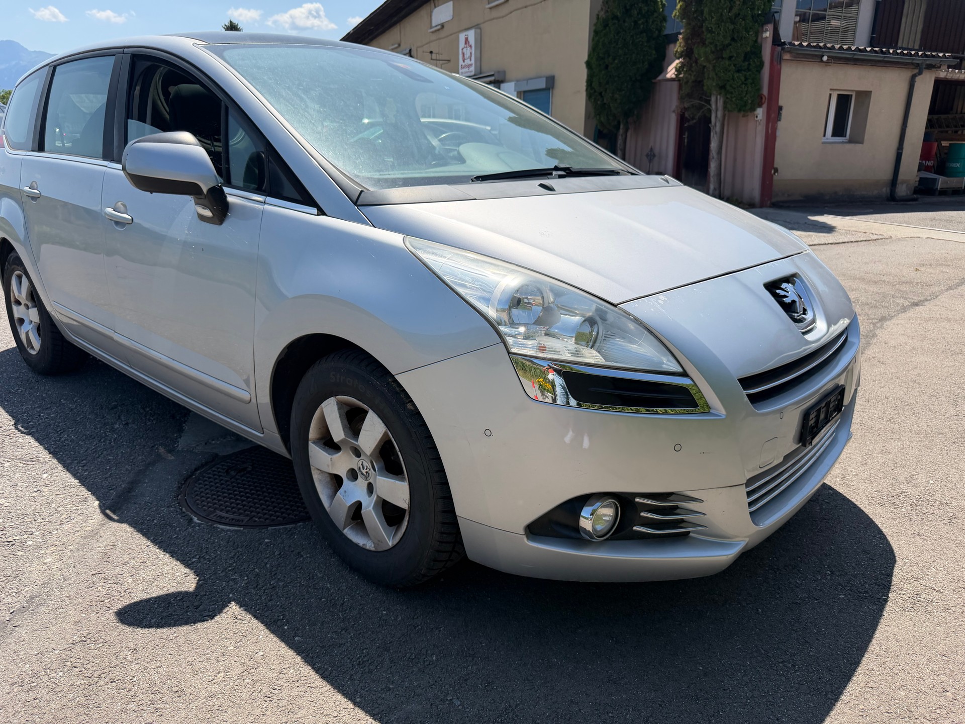 PEUGEOT 5008 1.6 16V T Family-image-1