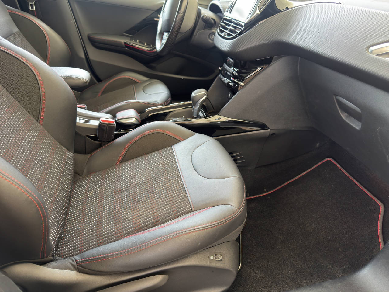 PEUGEOT 2008 1.2 PureTech 110 Allure S/S *Automat*-image-6