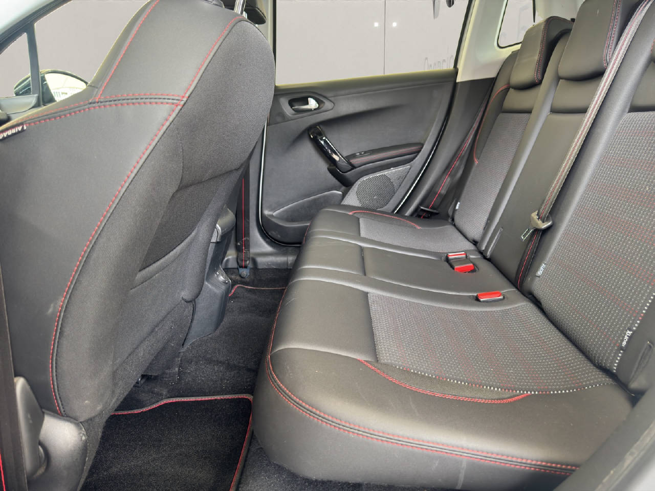 PEUGEOT 2008 1.2 PureTech 110 Allure S/S *Automat*-image-11
