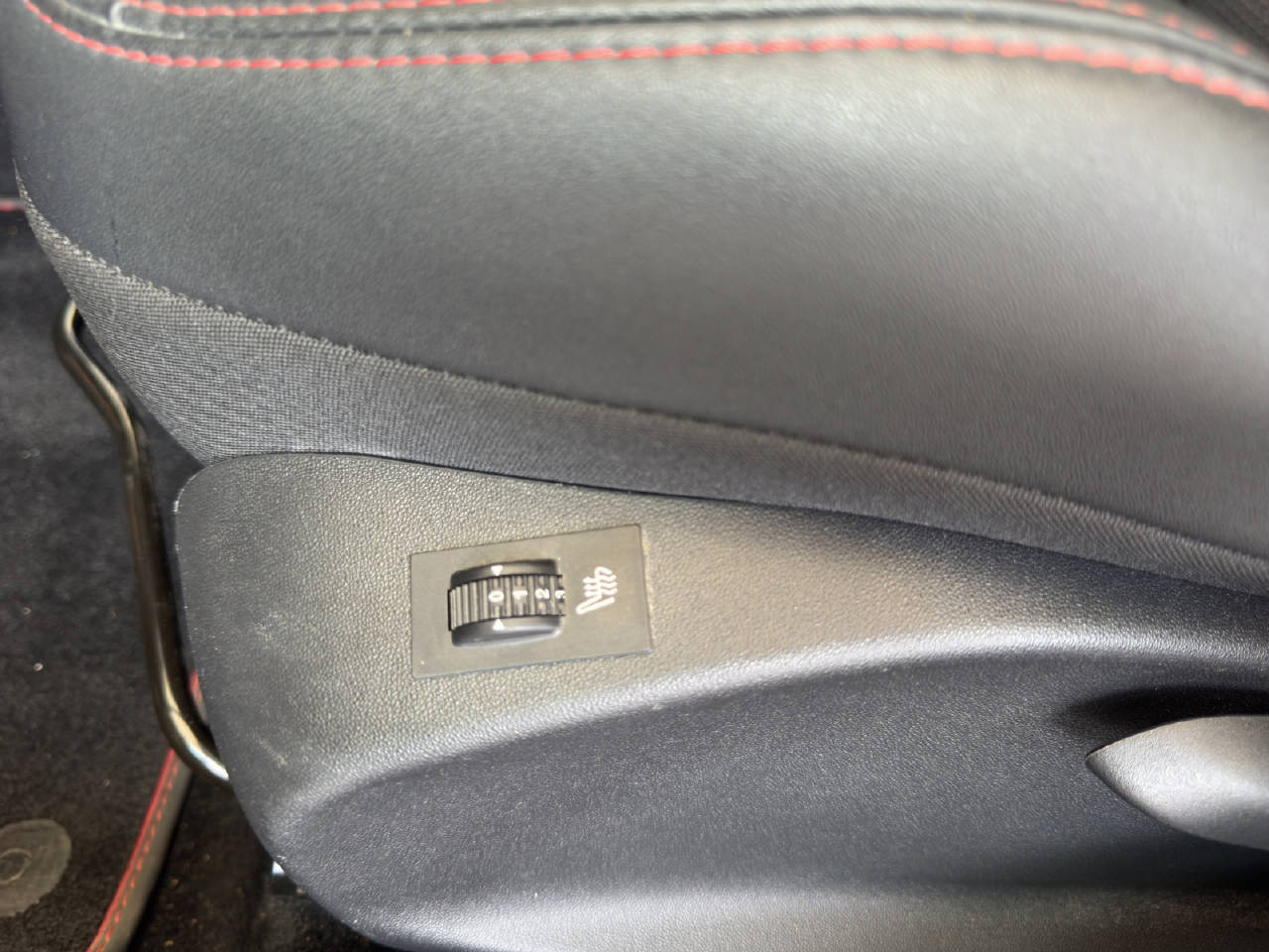 PEUGEOT 2008 1.2 PureTech 110 Allure S/S *Automat*-image-8