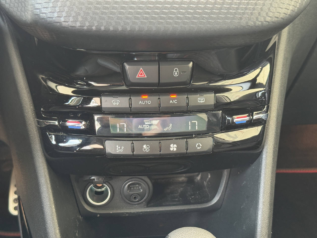 PEUGEOT 2008 1.2 PureTech 110 Allure S/S *Automat*-image-12
