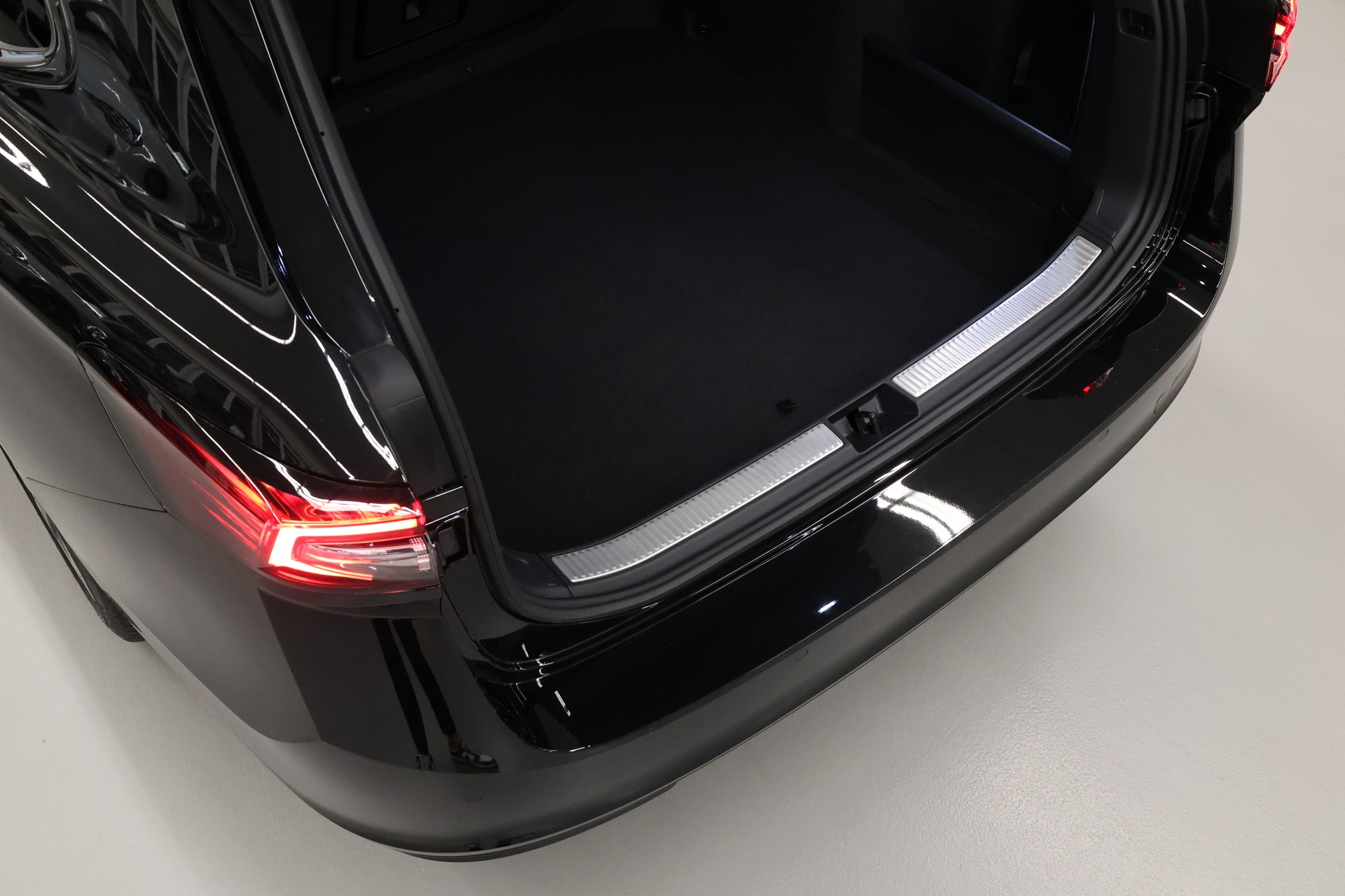 SKODA Superb Combi 2.0 TDI Sportline 4x4 DSG-image-10