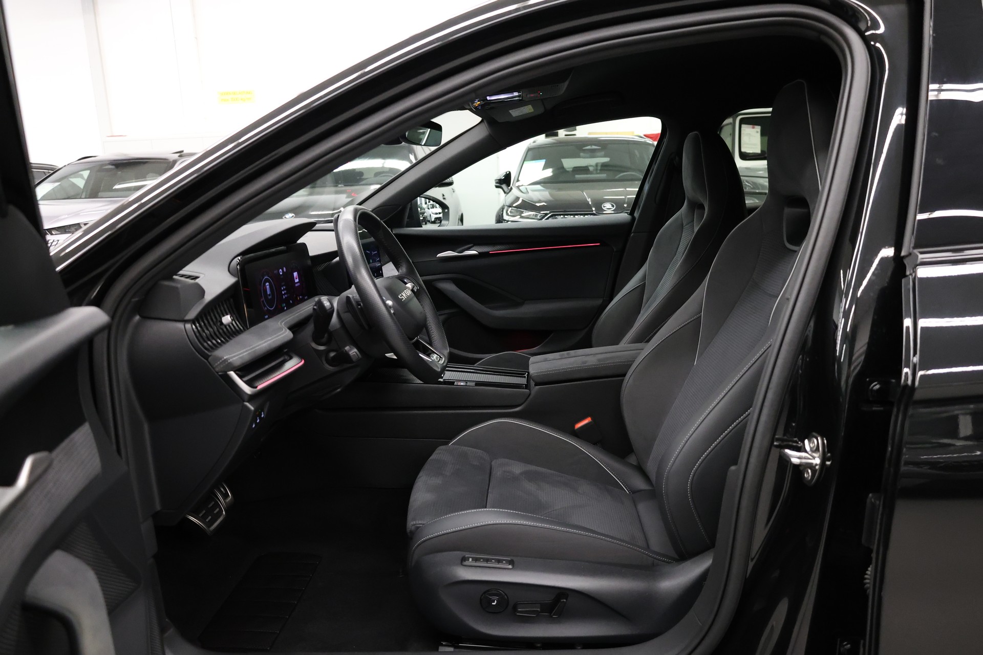 SKODA Superb Combi 2.0 TDI Sportline 4x4 DSG-image-15