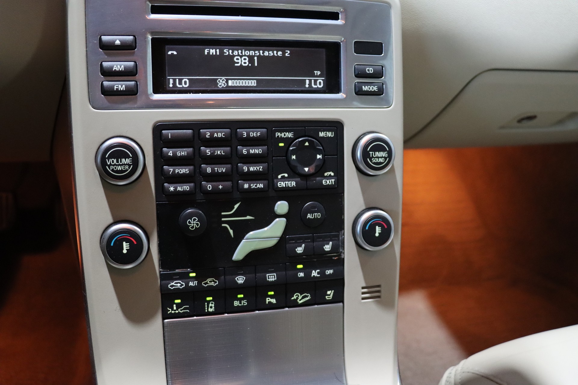 VOLVO XC70 D3 AWD Summum Geartronic-image-9