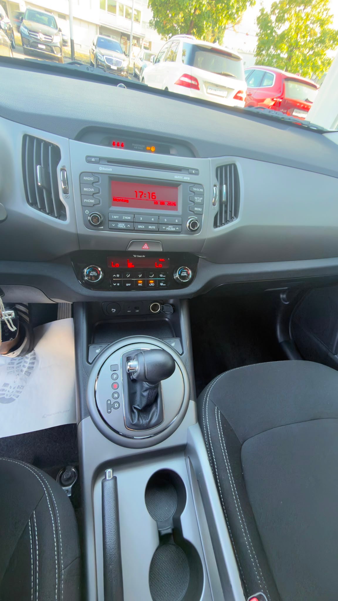 KIA Sportage 2.0 Style 4WD Automatic-image-12