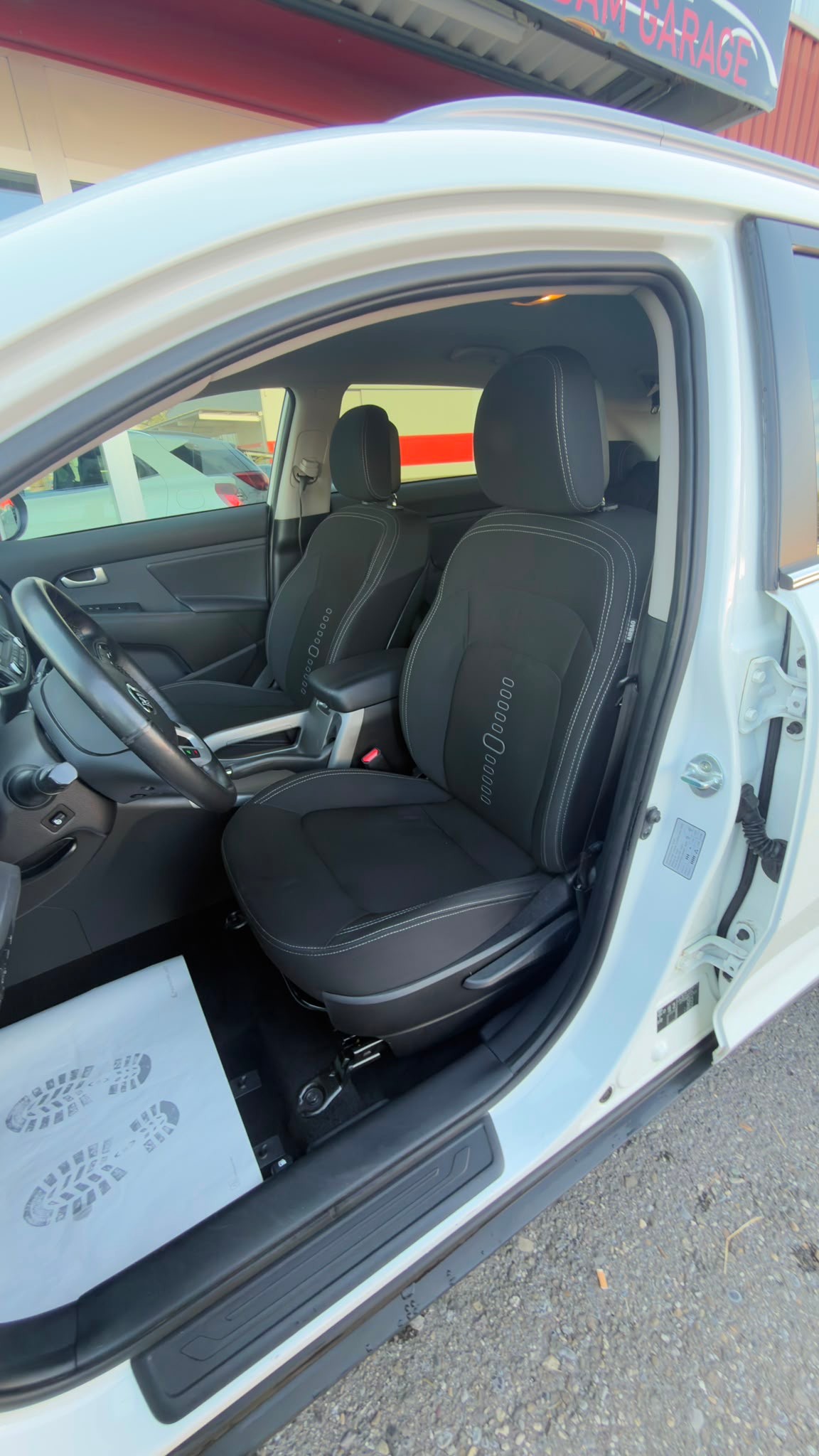 KIA Sportage 2.0 Style 4WD Automatic-image-9