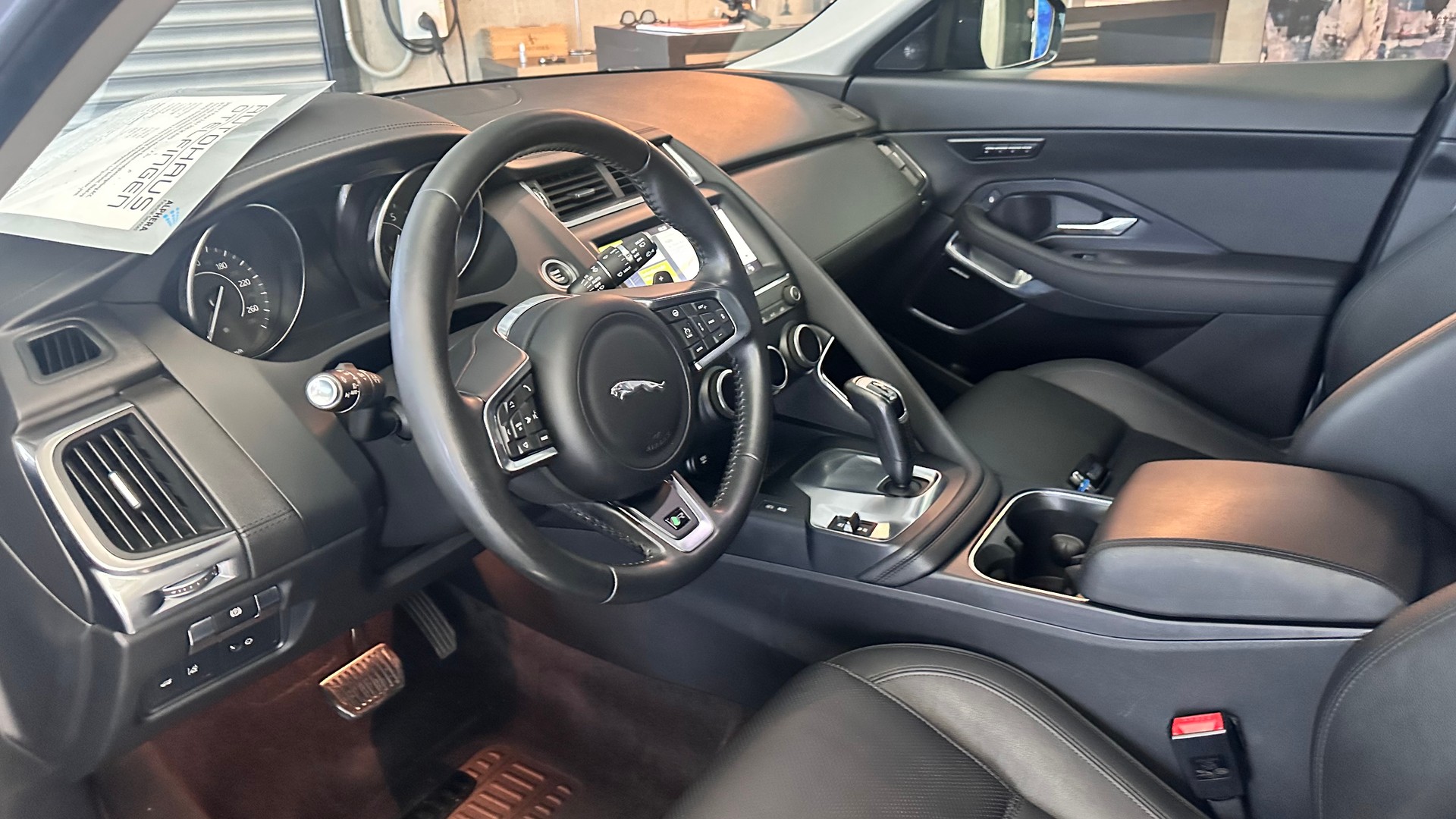 JAGUAR E-Pace 2.0 T 250 SE AWD-image-8