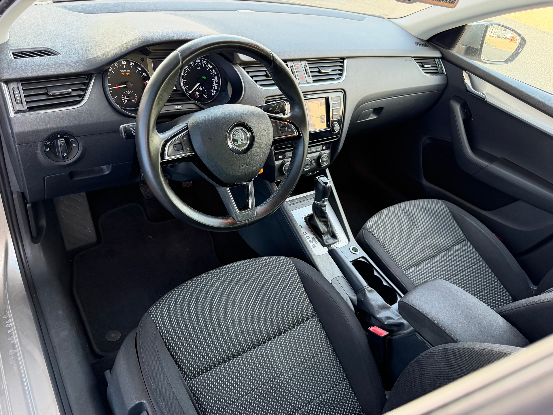 SKODA Octavia Combi 1.6 TDI Swiss Edition DSG-image-6