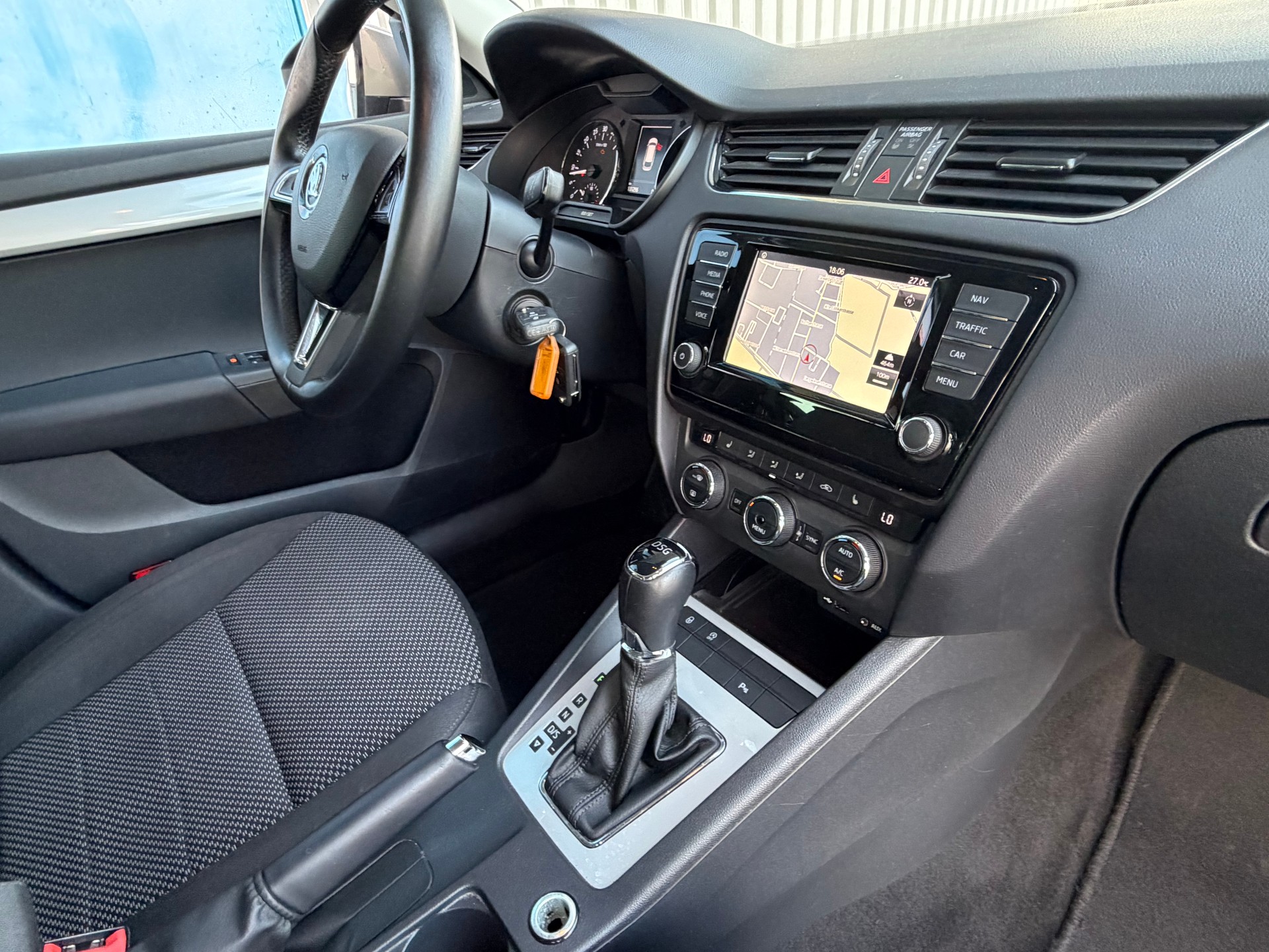 SKODA Octavia Combi 1.6 TDI Swiss Edition DSG-image-8