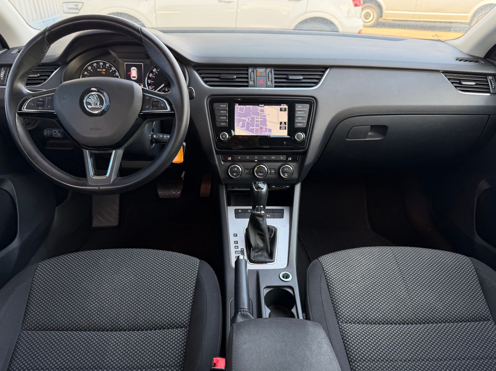 SKODA Octavia Combi 1.6 TDI Swiss Edition DSG-image-4