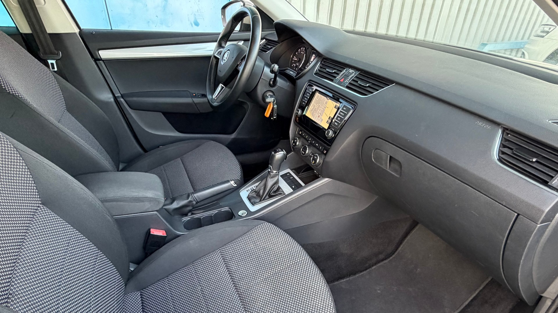 SKODA Octavia Combi 1.6 TDI Swiss Edition DSG-image-11