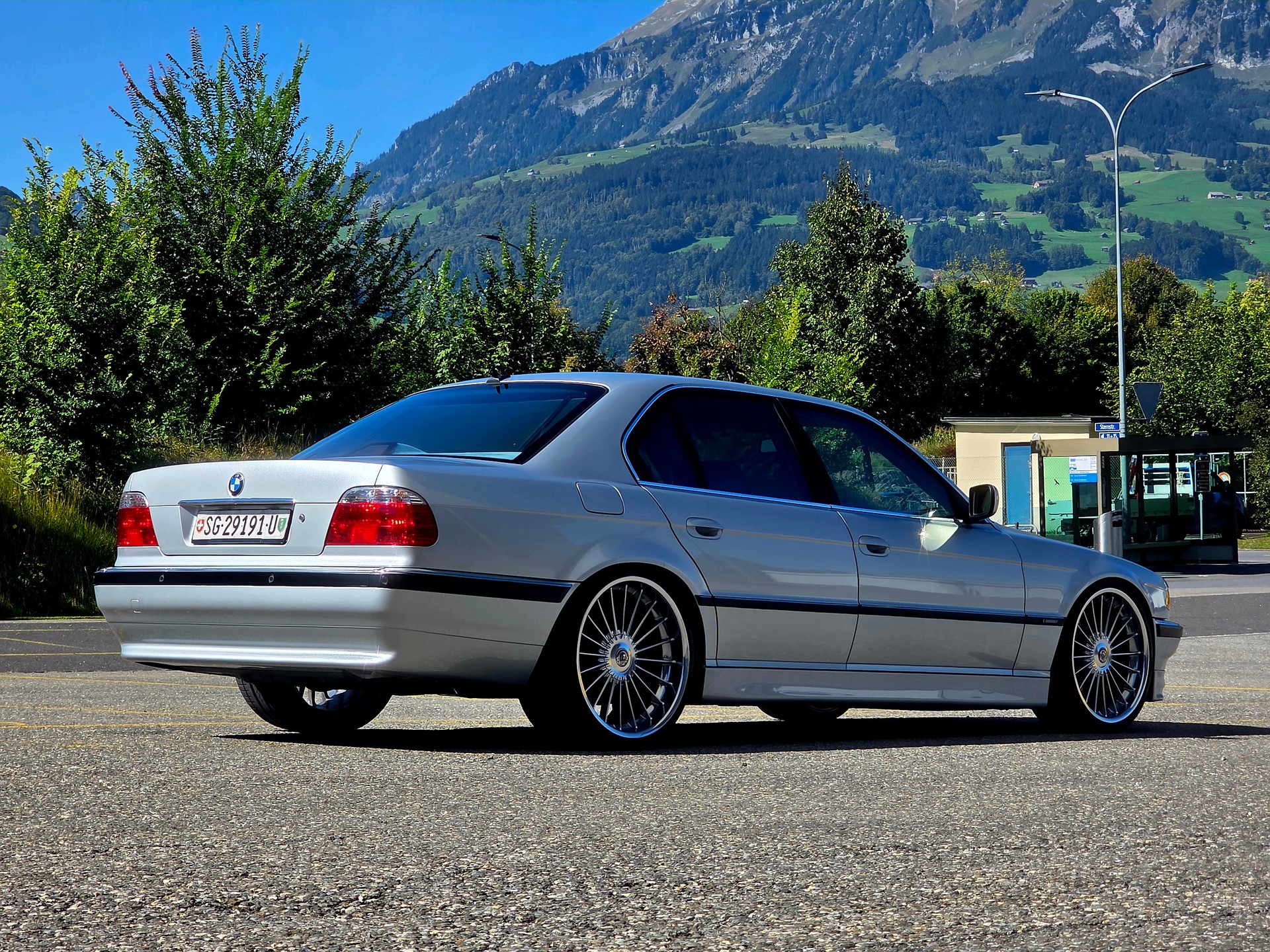 BMW 740i-image-3