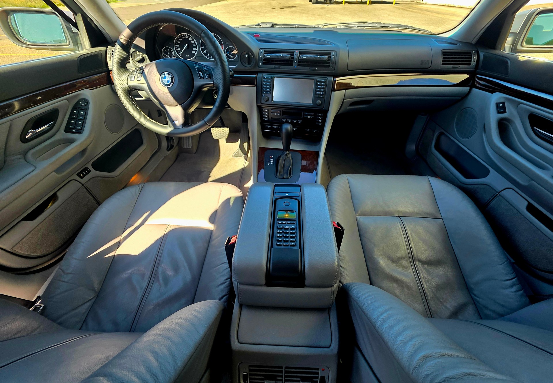 BMW 740i-image-5