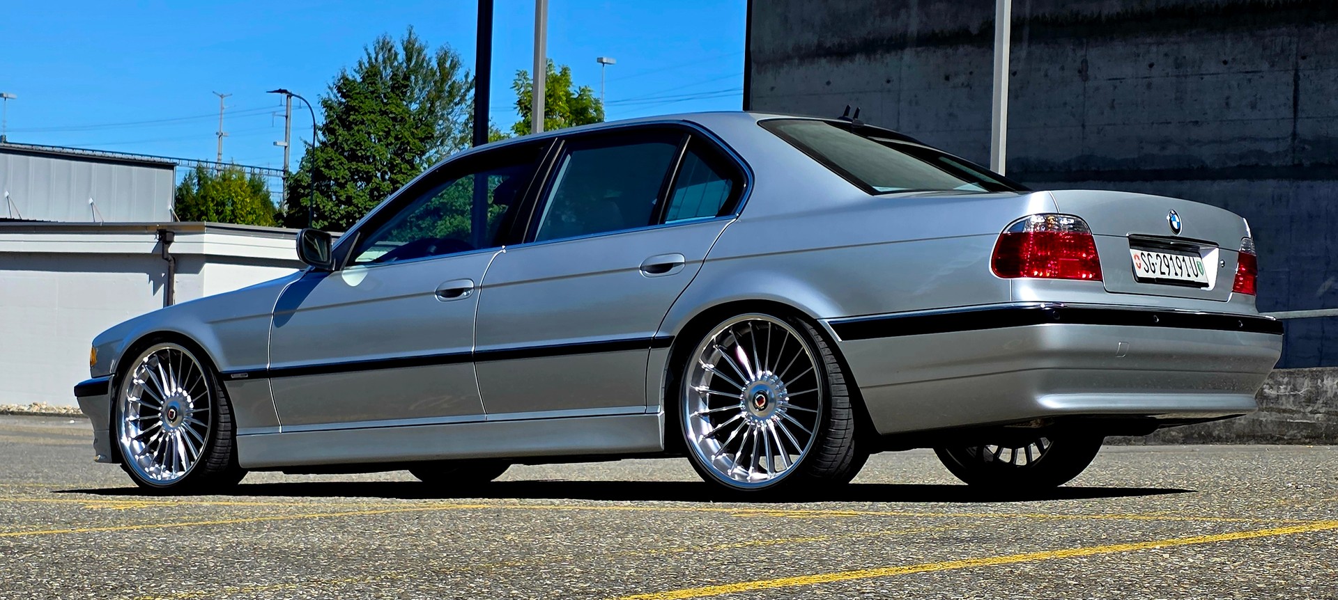 BMW 740i-image-2