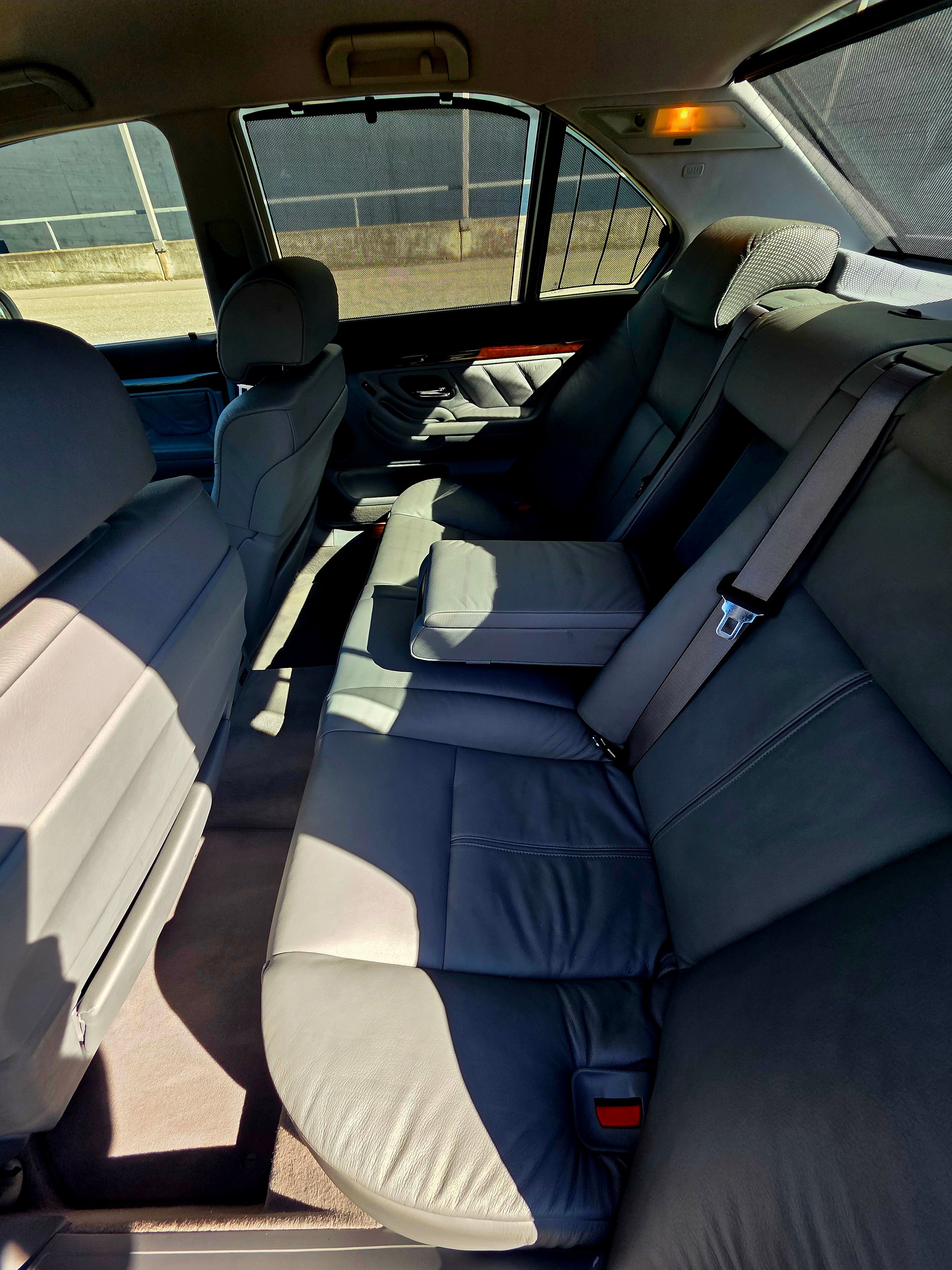 BMW 740i-image-6