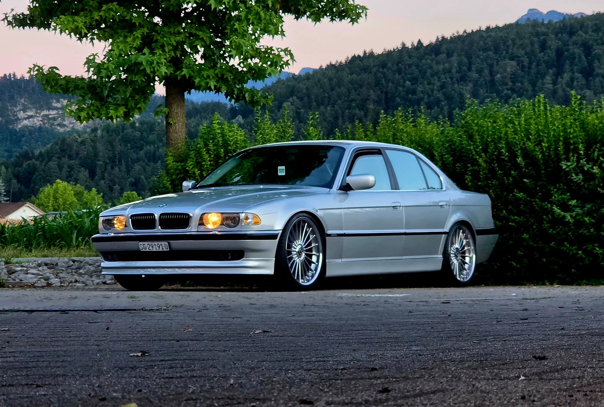 BMW 740i-image-0