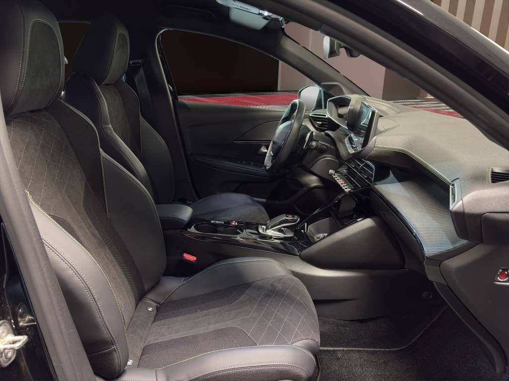 PEUGEOT 208 1.2 PureTech GT Pack EAT8-image-7